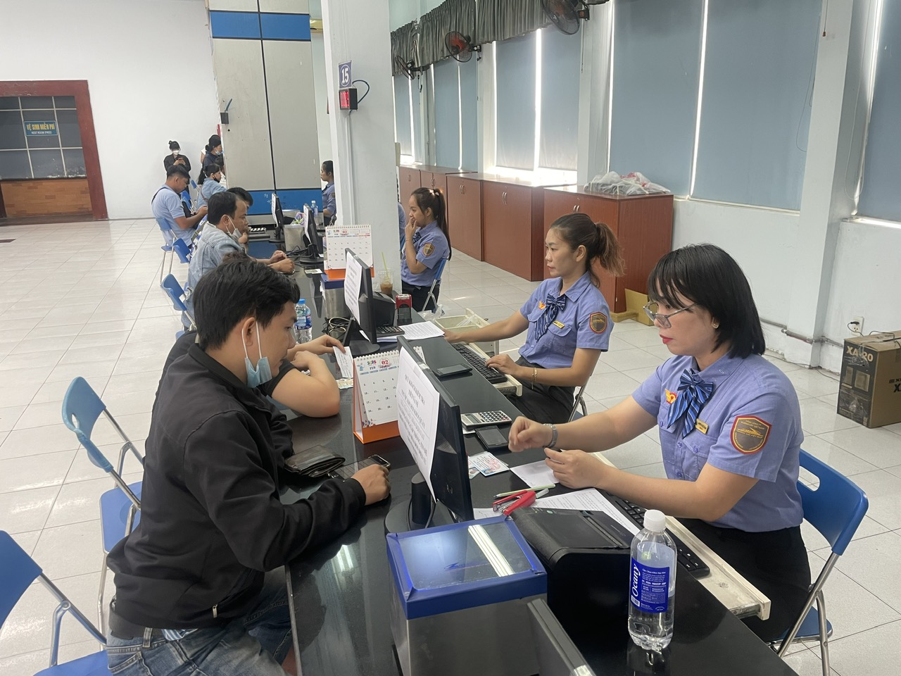 Ng&agrave;y đầu b&aacute;n v&eacute; t&agrave;u Tết: Nhiều người đến ga từ 3 giờ s&aacute;ng, 21.000 v&eacute; hết v&egrave;o trong 90 ph&uacute;t- Ảnh 5.