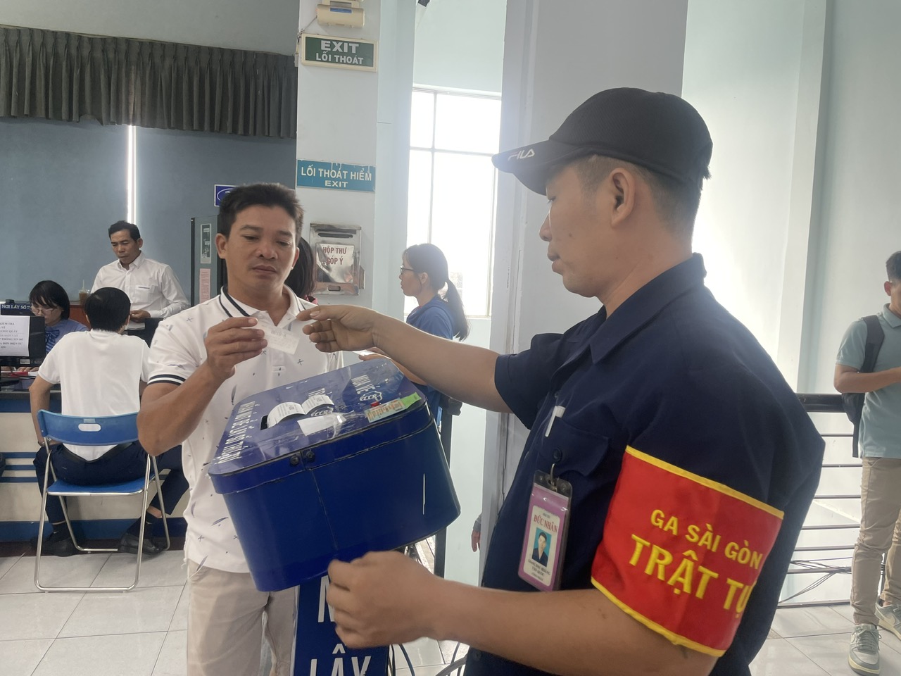 Ng&agrave;y đầu b&aacute;n v&eacute; t&agrave;u Tết: Nhiều người đến ga từ 3 giờ s&aacute;ng, 21.000 v&eacute; hết v&egrave;o trong 90 ph&uacute;t- Ảnh 1.