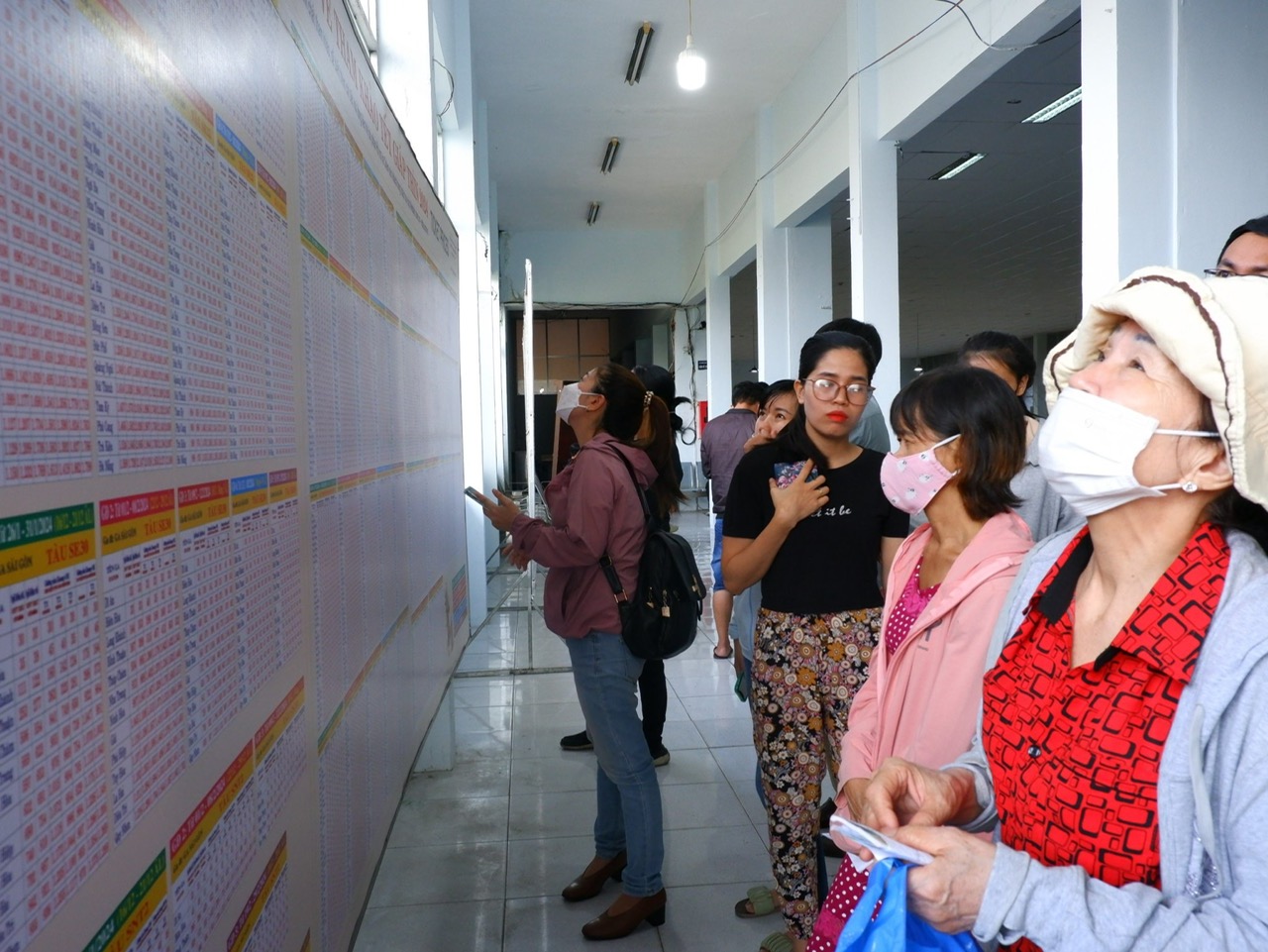 Ng&agrave;y đầu b&aacute;n v&eacute; t&agrave;u Tết: Nhiều người đến ga từ 3 giờ s&aacute;ng, 21.000 v&eacute; hết v&egrave;o trong 90 ph&uacute;t- Ảnh 2.