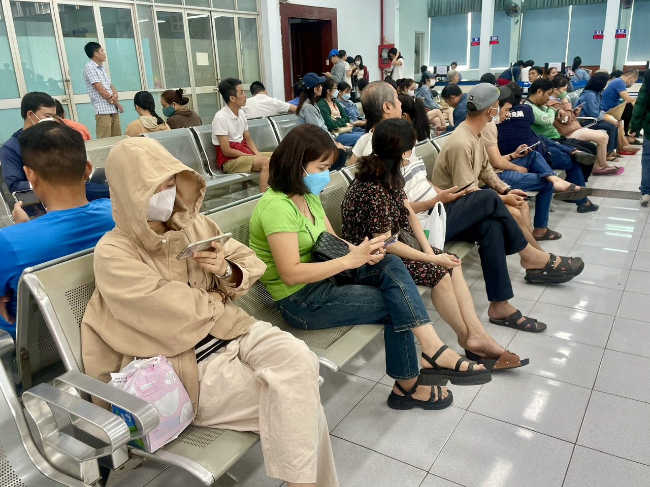 Ng&agrave;y đầu b&aacute;n v&eacute; t&agrave;u Tết: Nhiều người đến ga từ 3 giờ s&aacute;ng, 21.000 v&eacute; hết v&egrave;o trong 90 ph&uacute;t- Ảnh 4.