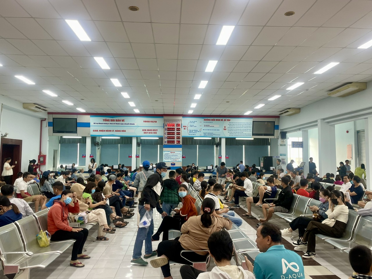 Ng&agrave;y đầu b&aacute;n v&eacute; t&agrave;u Tết: Nhiều người đến ga từ 3 giờ s&aacute;ng, 21.000 v&eacute; hết v&egrave;o trong 90 ph&uacute;t- Ảnh 3.