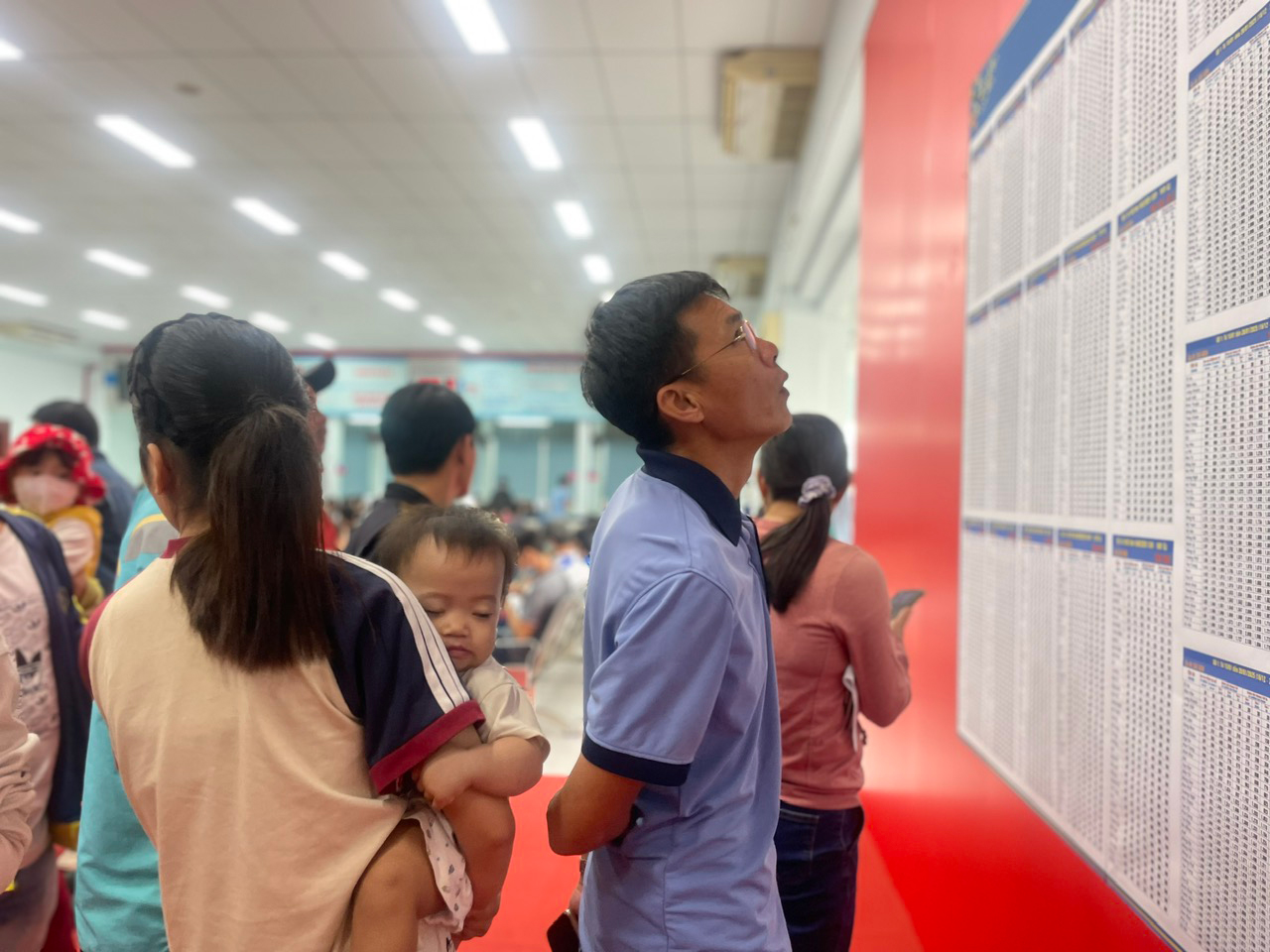 Nhộn nhịp mua v&eacute; t&agrave;u Tết- Ảnh 4.