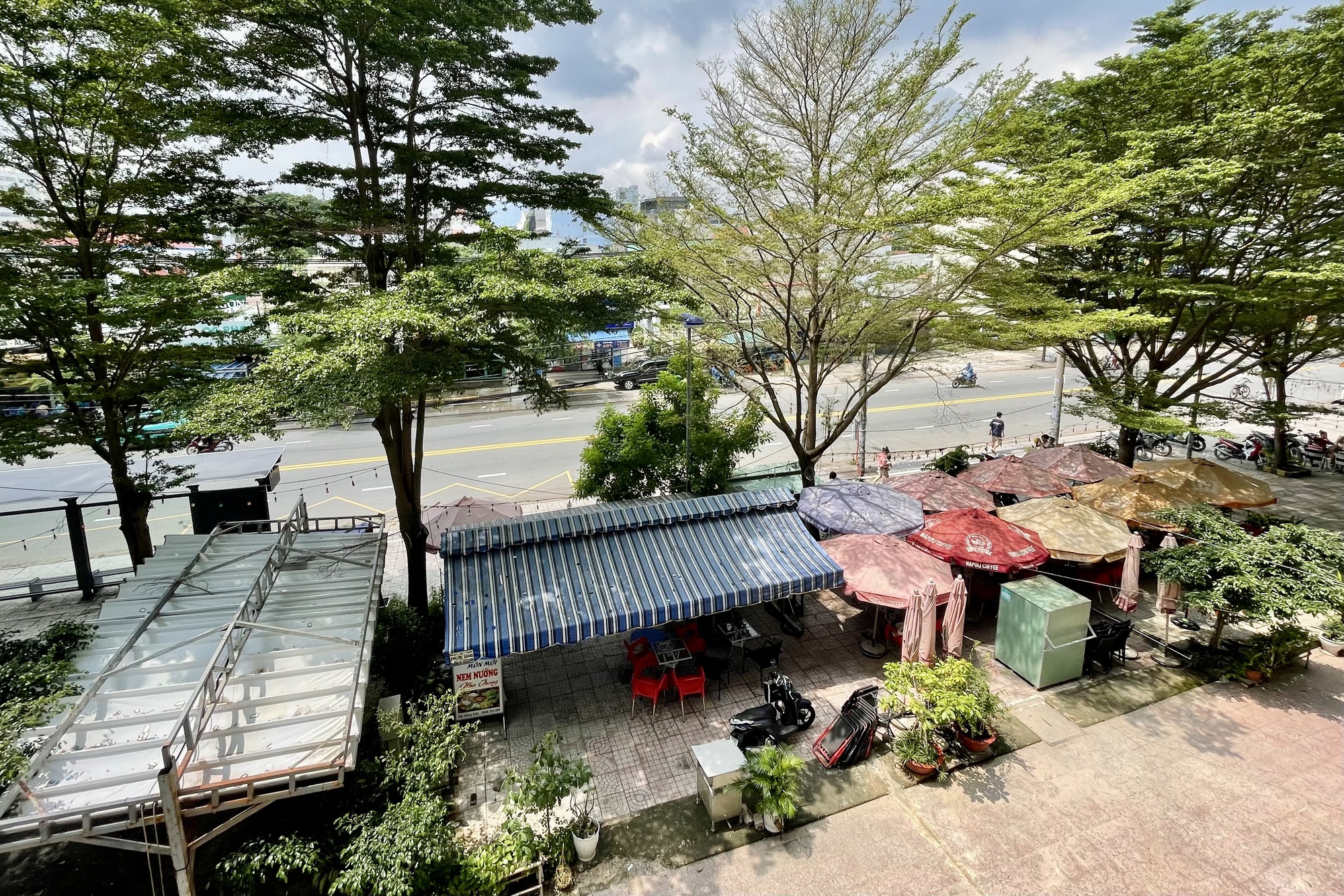 Bất chấp "lệnh" của phường, chung cư C5, C6 ở TP Thủ Đức vẫn bị lấn chiếm tr&agrave;n lan- Ảnh 1.