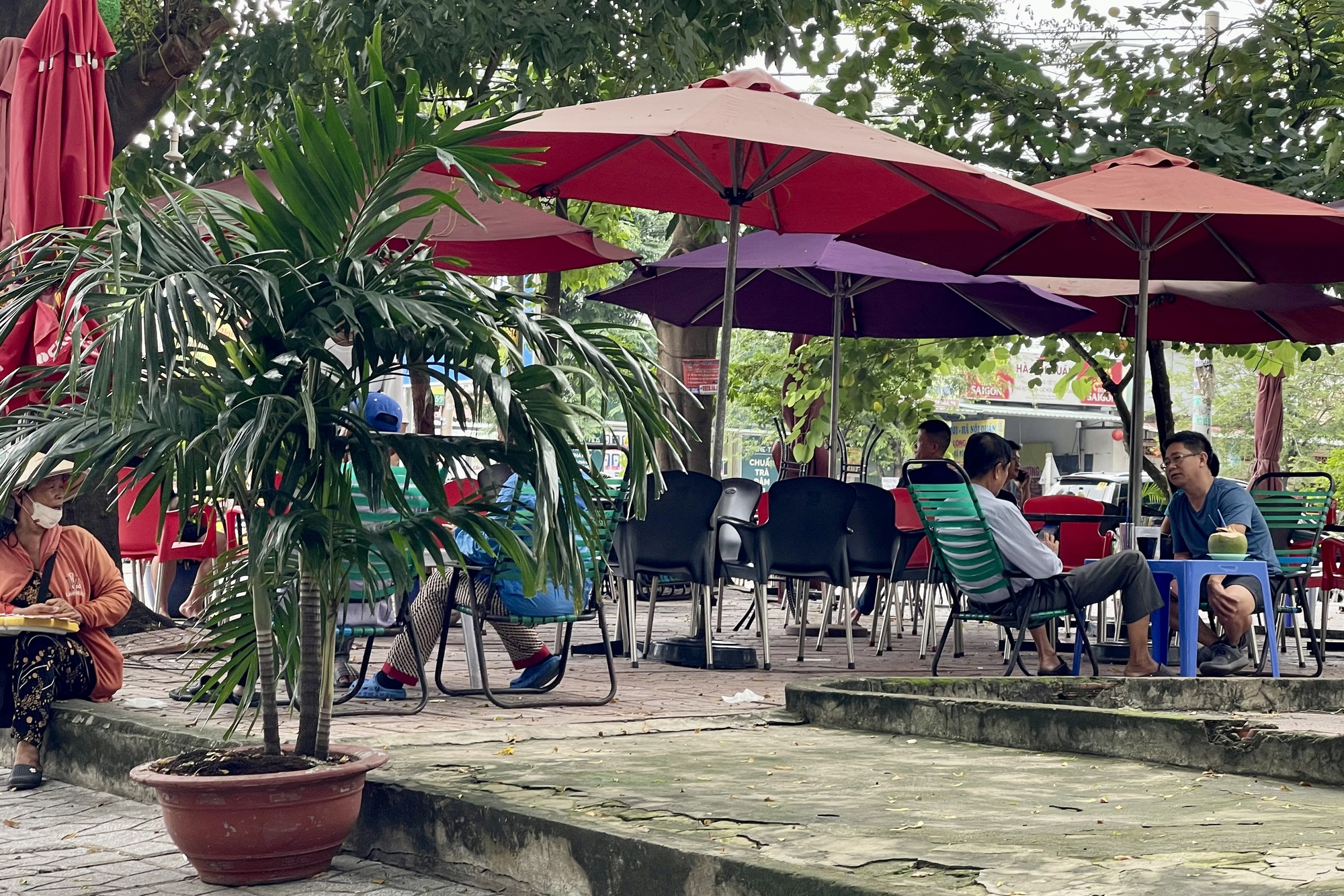 Bất chấp "lệnh" của phường, chung cư C5, C6 ở TP Thủ Đức vẫn bị lấn chiếm tr&agrave;n lan- Ảnh 2.