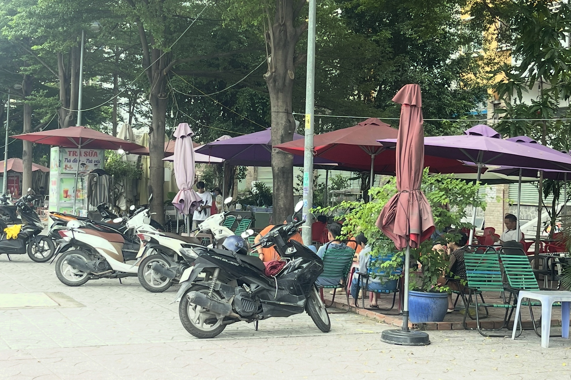 Bất chấp "lệnh" của phường, chung cư C5, C6 ở TP Thủ Đức vẫn bị lấn chiếm tr&agrave;n lan- Ảnh 4.