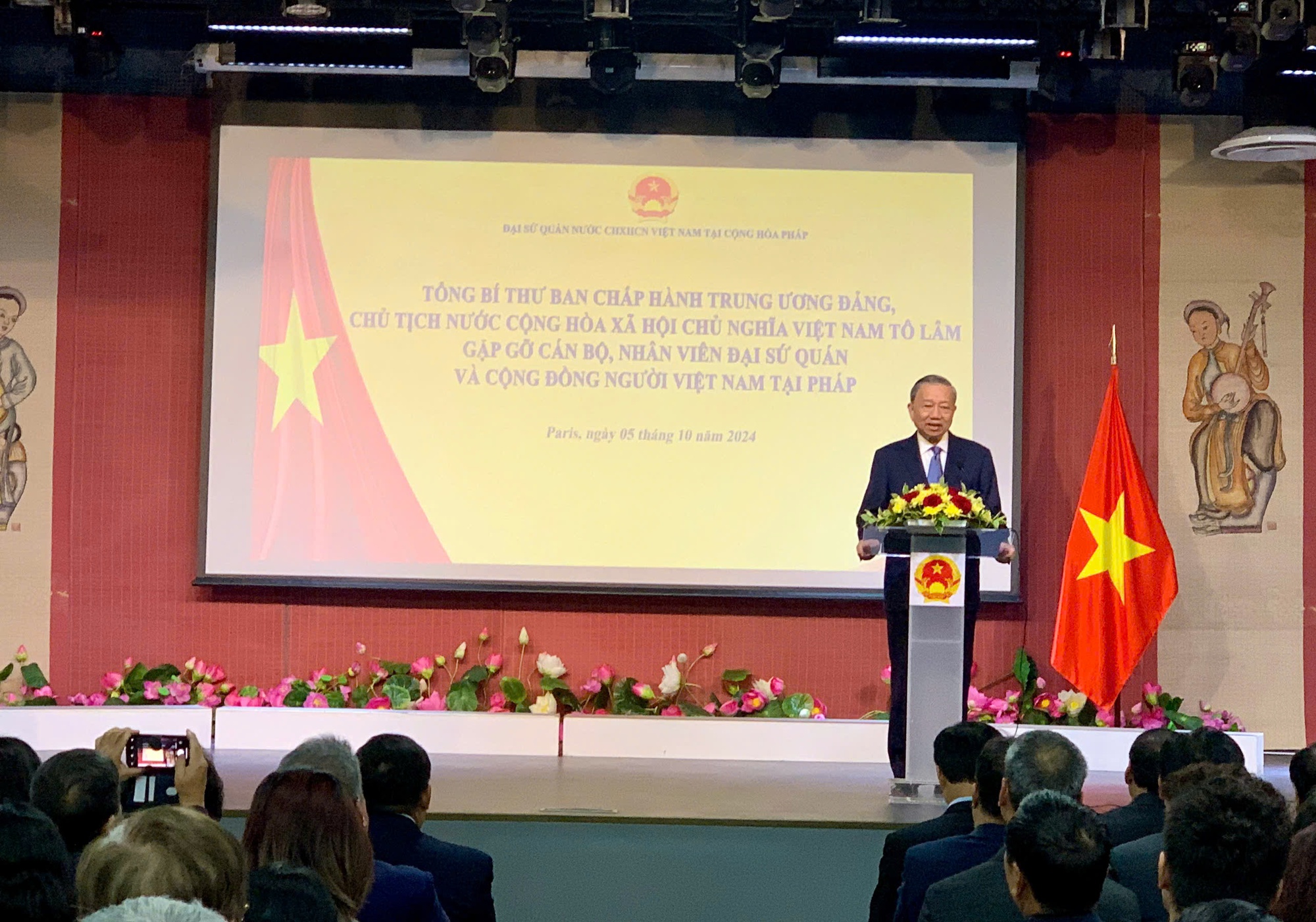 Tổng B&iacute; thư, Chủ tịch nước T&ocirc; L&acirc;m gặp cộng đồng người Việt Nam tại Ph&aacute;p- Ảnh 1.
