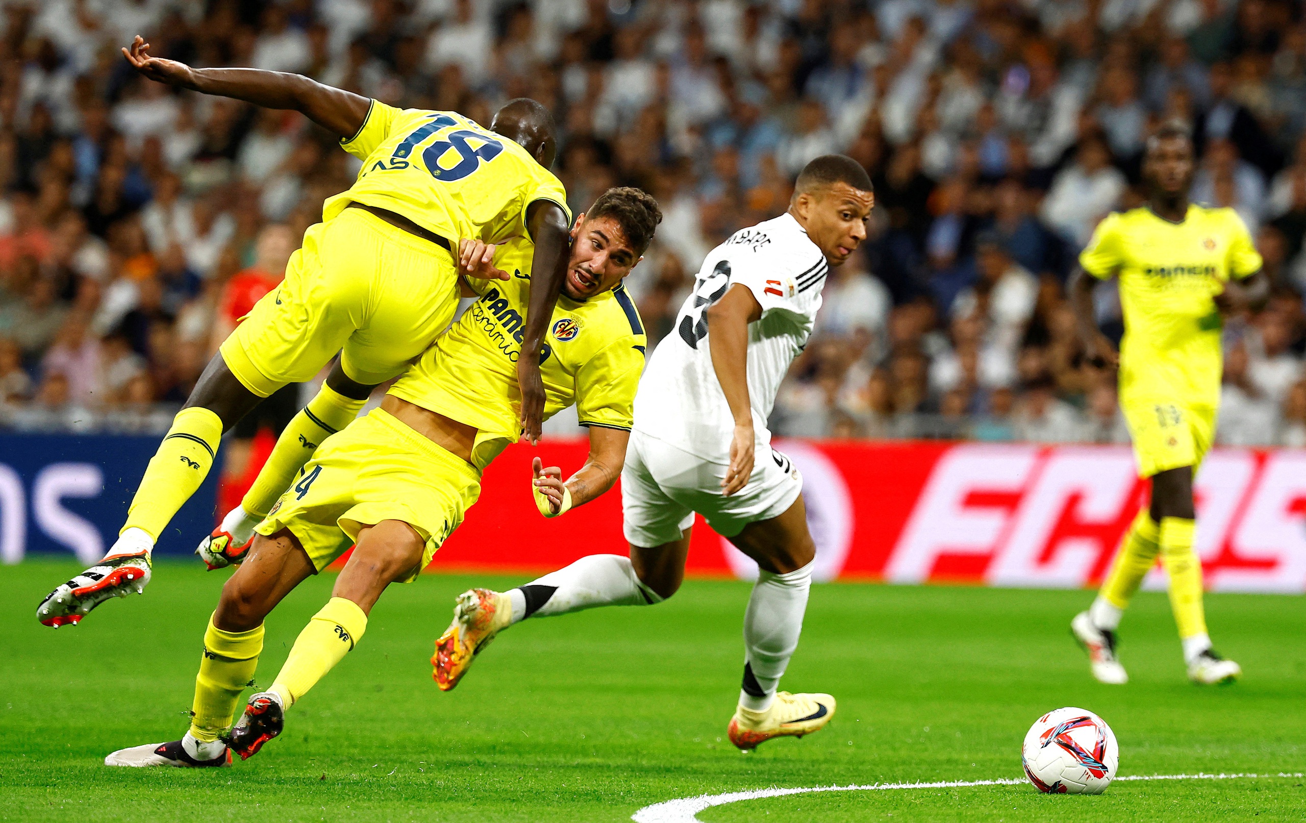 Real Madrid "bắn hạ" Villarreal hai b&agrave;n, mất hai trụ cột- Ảnh 1.