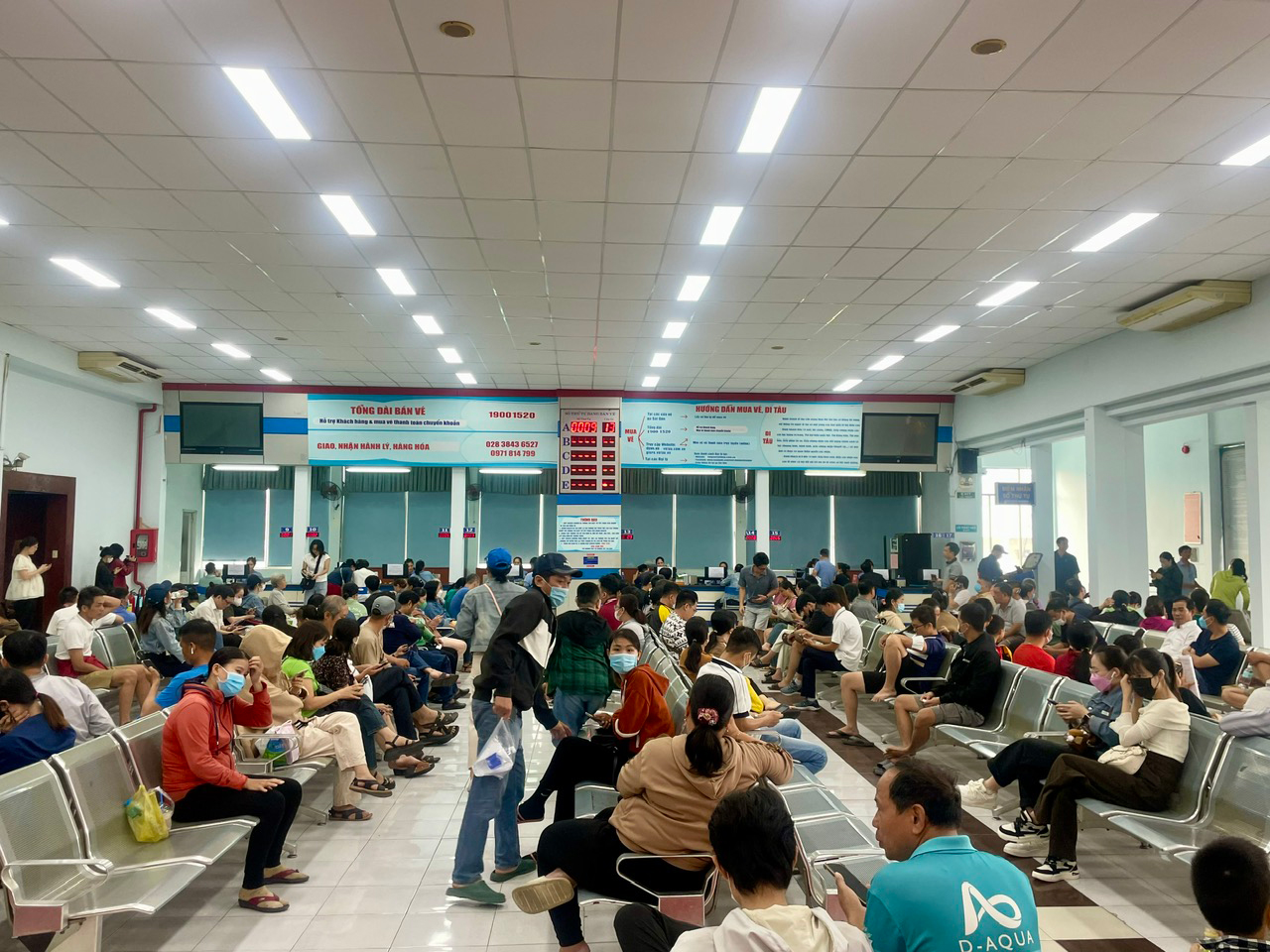 Nhộn nhịp mua v&eacute; t&agrave;u Tết- Ảnh 2.
