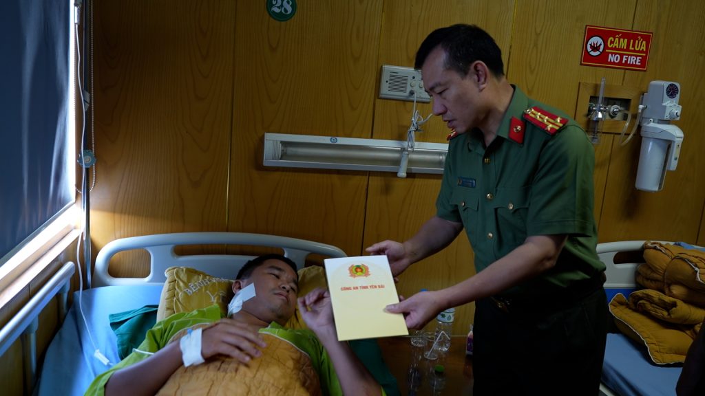 Cầm kiếm d&agrave;i 1,5 m ch&eacute;m trưởng c&ocirc;ng an x&atilde; trọng thương- Ảnh 3.