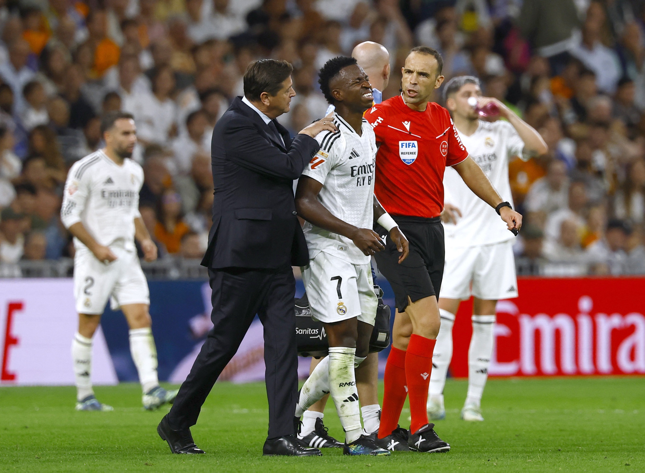 Real Madrid "bắn hạ" Villarreal hai b&agrave;n, mất hai trụ cột- Ảnh 5.