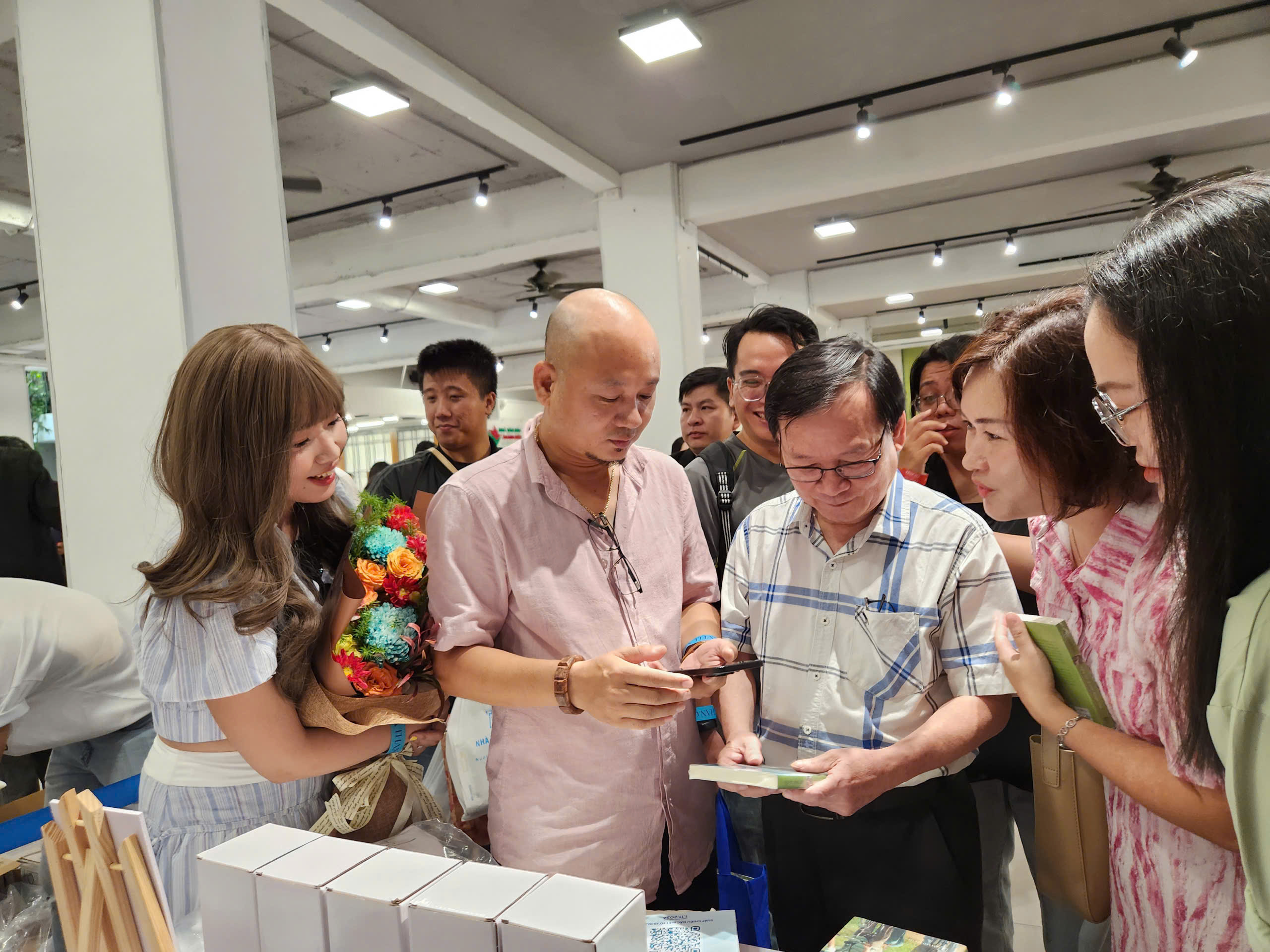 Phan Mạnh Quỳnh đ&oacute;ng vai nh&agrave; văn Nguyễn Nhật &Aacute;nh- Ảnh 15.