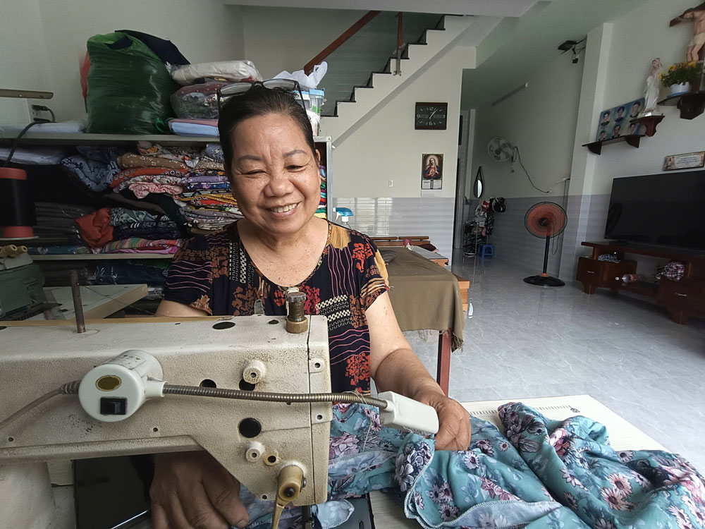 Niềm vui của bà Phạm Thị Ngọc Điệp trong ngôi nhà mới tại khu tái định cư Đông Hòa, TP Dĩ An, tỉnh Bình Dương