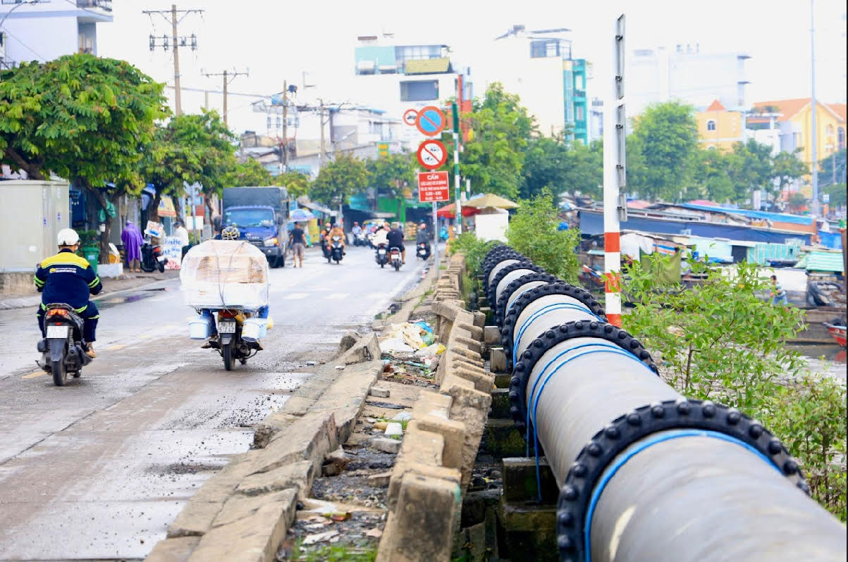 “Ổ voi”, “ổ gà” chi chít đoạn dưới dạ cầu Tân Thuận. Ảnh: NGỌC QUÝ