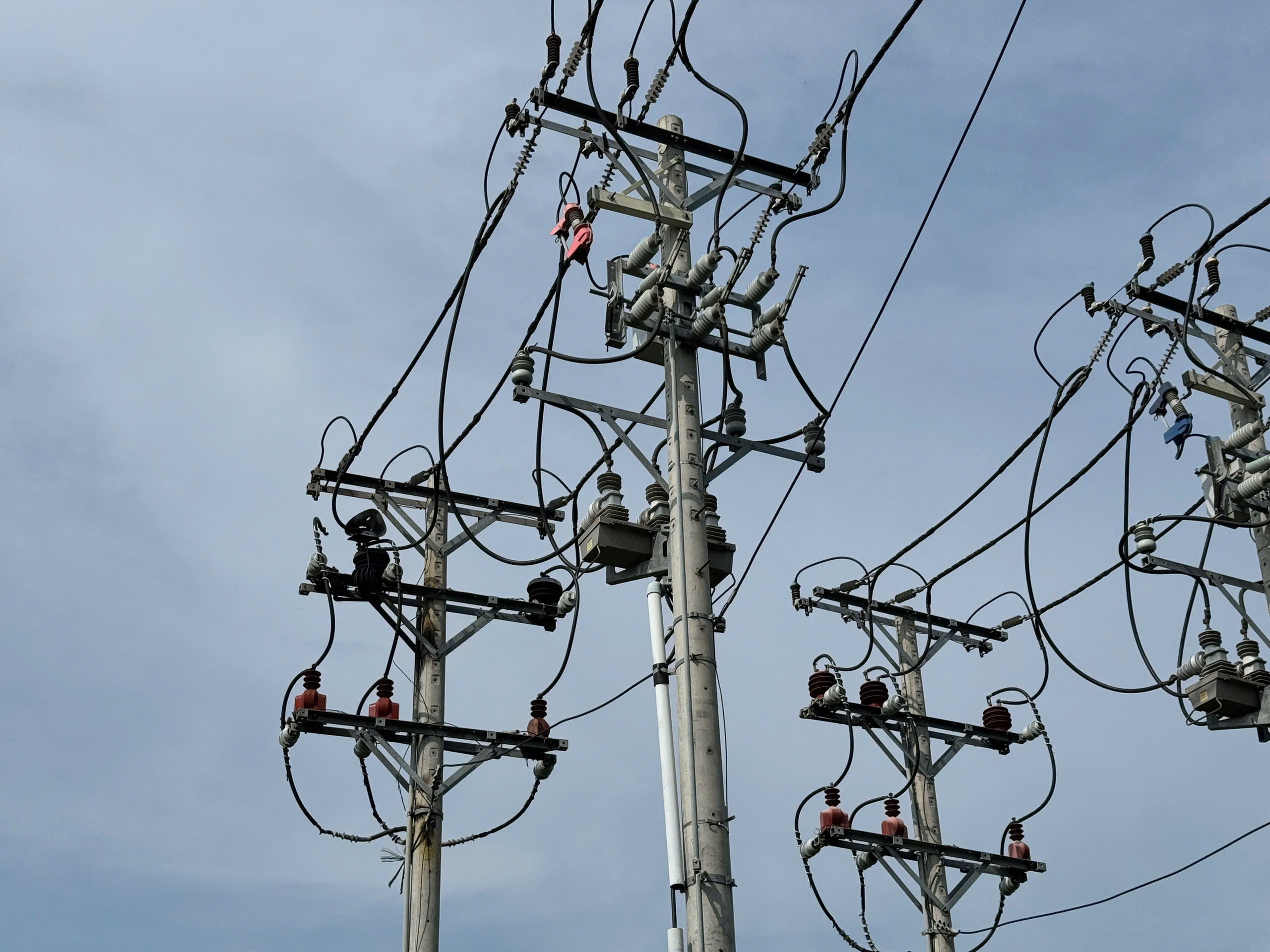 CLIP: Ch&aacute;y lớn ở trạm biến &aacute;p 110 Kv, cột lửa k&egrave;m kh&oacute;i bốc cao- Ảnh 2.