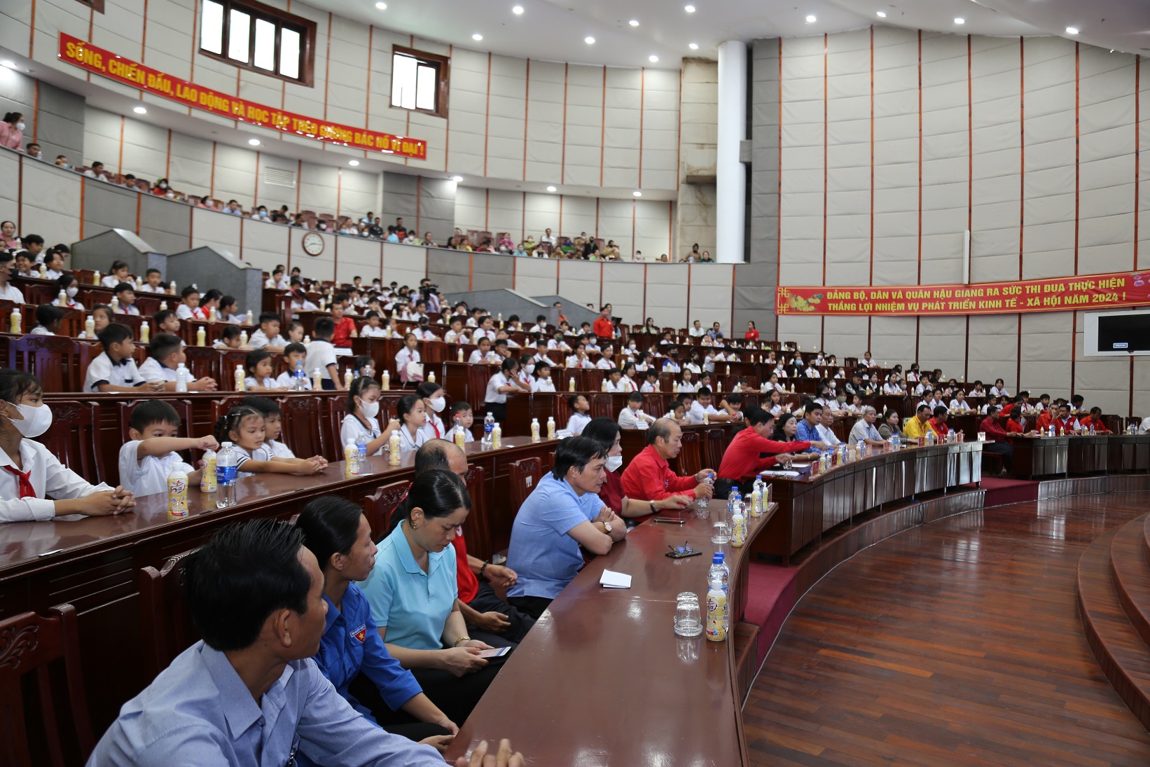T&acirc;n Hiệp Ph&aacute;t tiếp tục h&agrave;nh tr&igrave;nh &ldquo;N&acirc;ng bước tới trường&rdquo; cho 800 em học sinh gi&agrave;u nghị lực vượt kh&oacute;- Ảnh 1.