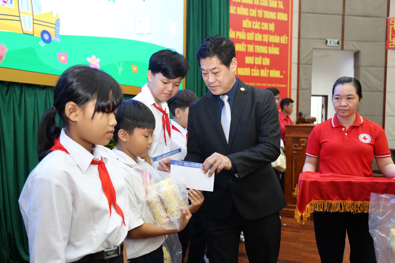 T&acirc;n Hiệp Ph&aacute;t tiếp tục h&agrave;nh tr&igrave;nh &ldquo;N&acirc;ng bước tới trường&rdquo; cho 800 em học sinh gi&agrave;u nghị lực vượt kh&oacute;- Ảnh 4.