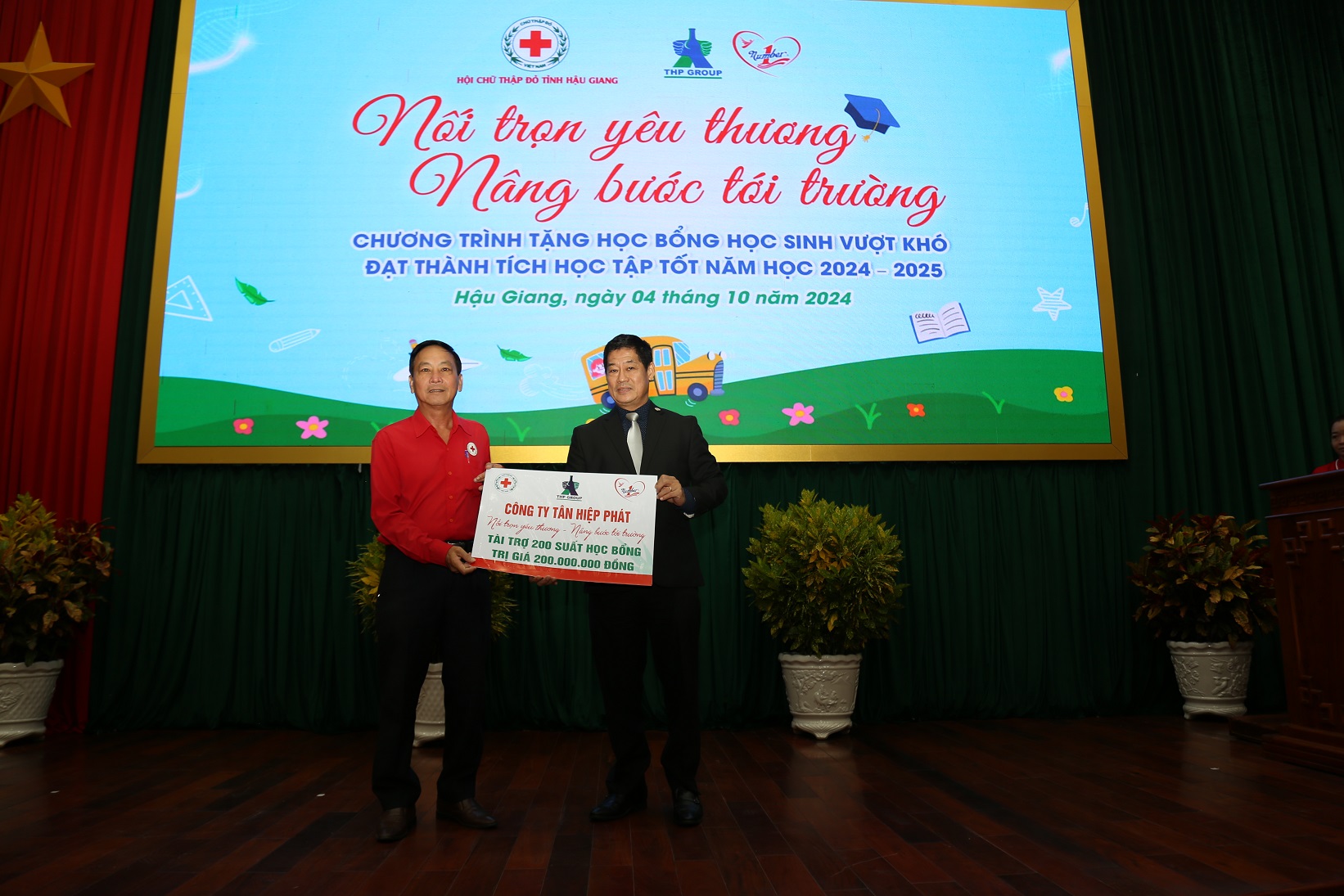 T&acirc;n Hiệp Ph&aacute;t tiếp tục h&agrave;nh tr&igrave;nh &ldquo;N&acirc;ng bước tới trường&rdquo; cho 800 em học sinh gi&agrave;u nghị lực vượt kh&oacute;- Ảnh 5.