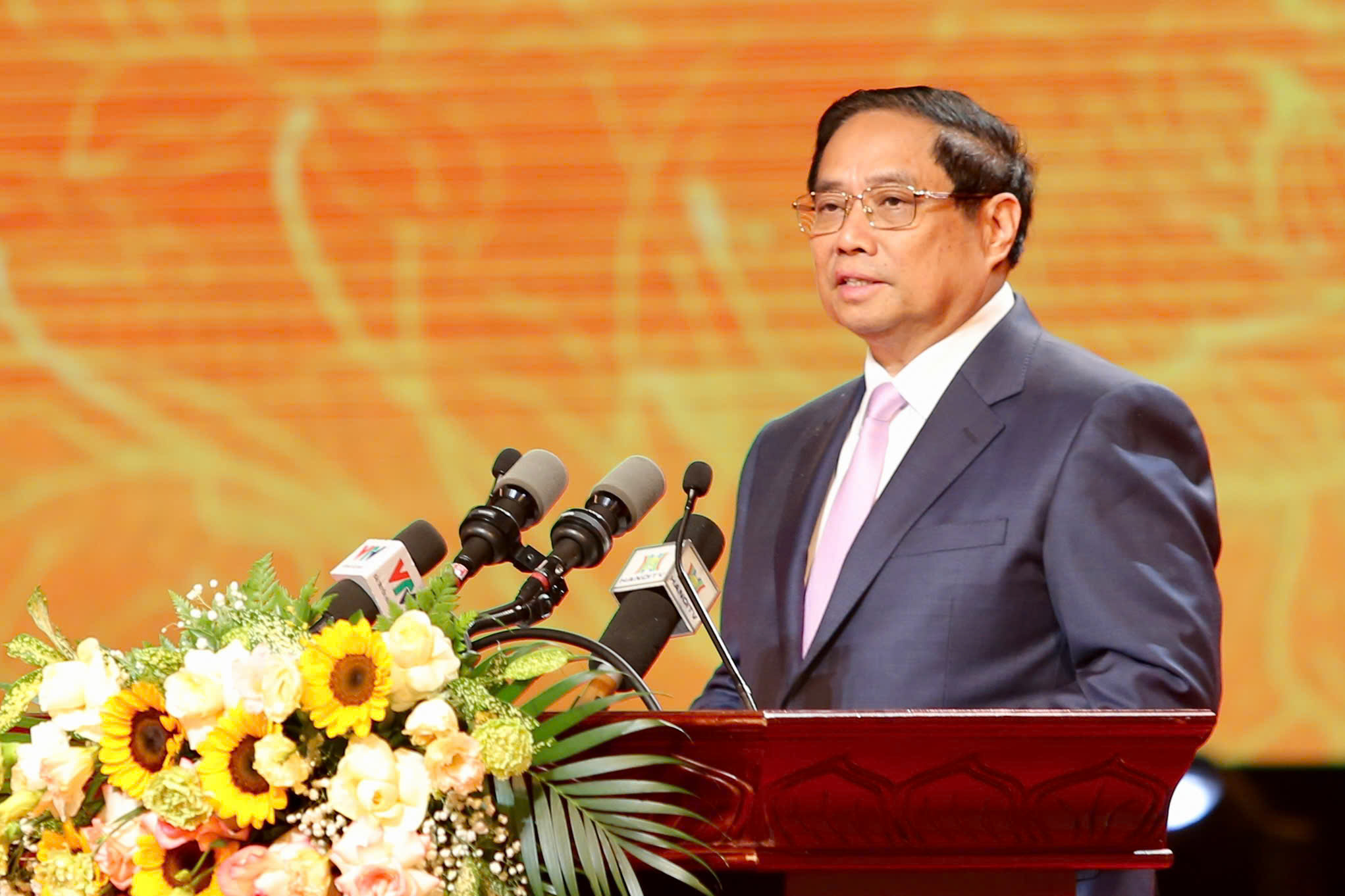 Nguyên Bí thư Hà Nội Phạm Quang Nghị được vinh danh "Công dân Thủ đô ưu tú"- Ảnh 1.