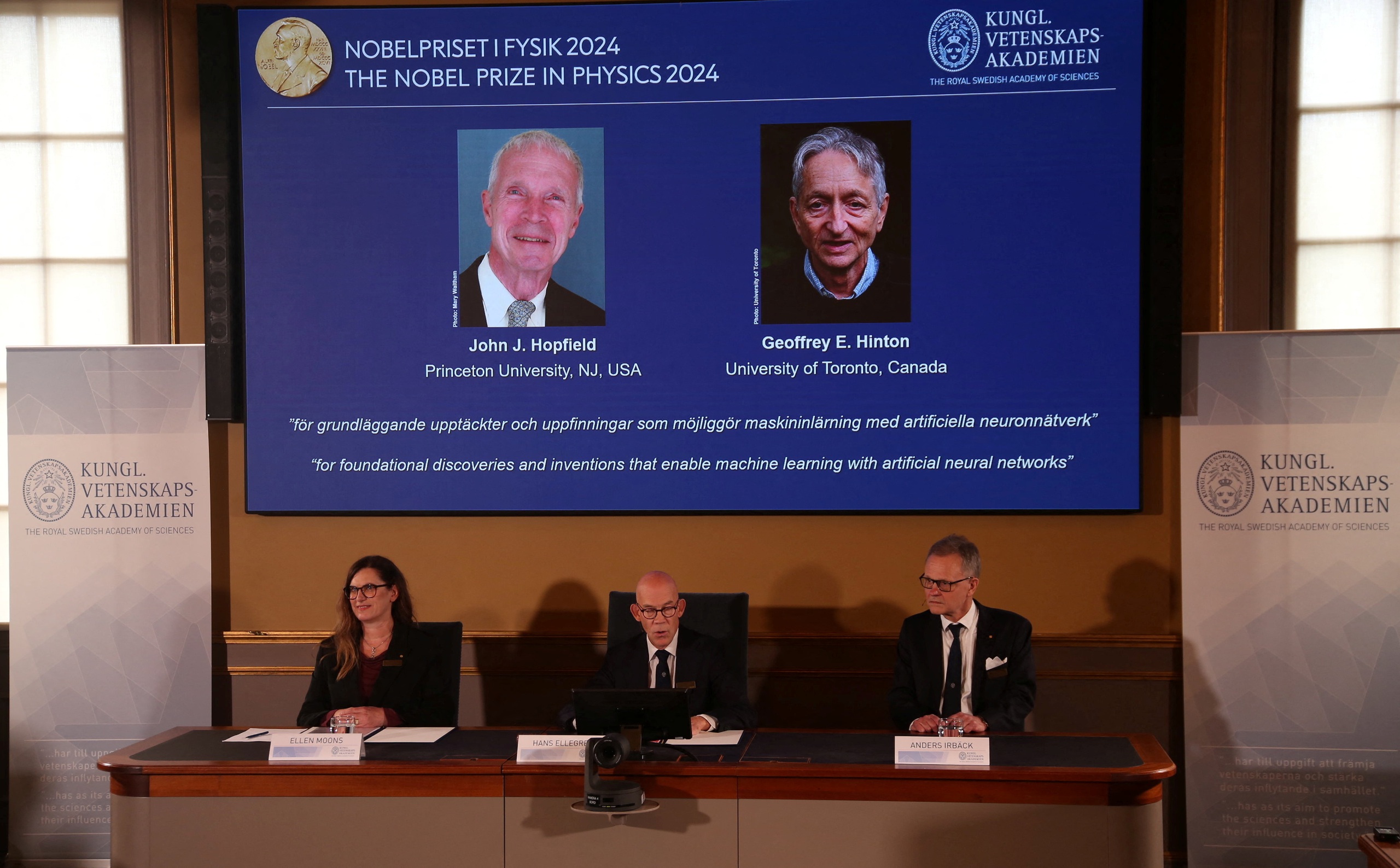 Chân dung hai nhà khoa học được trao Giải Nobel Vật lý 2024 trong buổi họp báo ngày 8-10 tại Viện Hàn lâm Khoa học Hoàng gia Thụy Điển Ảnh: REUTERS