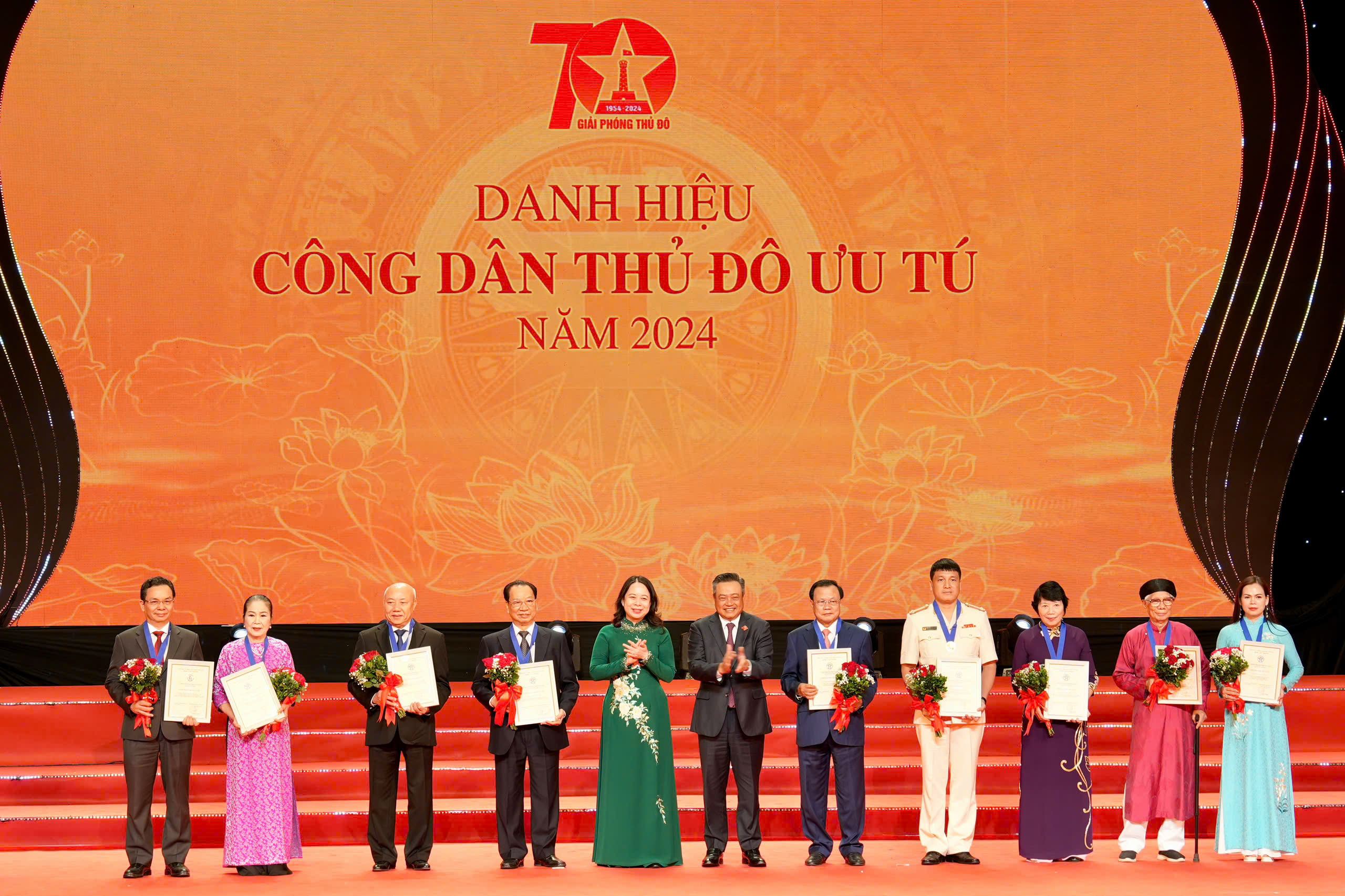 Nguyên Bí thư Hà Nội Phạm Quang Nghị được vinh danh "Công dân Thủ đô ưu tú"- Ảnh 2.
