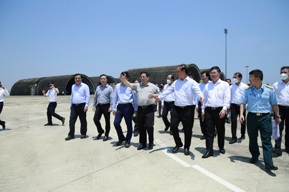 Thủ tướng Phạm Minh Ch&iacute;nh c&ugrave;ng đo&agrave;n c&ocirc;ng t&aacute;c của Ch&iacute;nh phủ đi khảo s&aacute;t s&acirc;n bay Chu Lai v&agrave;o th&aacute;ng 3-2022