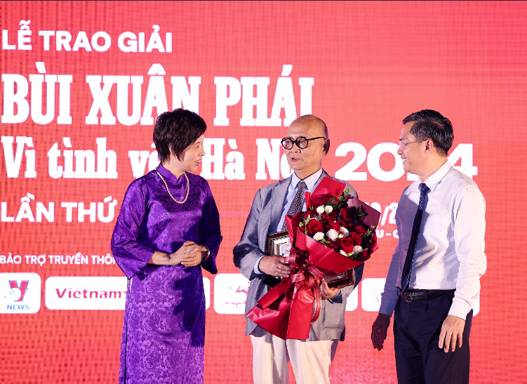 Gi&aacute;o sư Ho&agrave;ng Đạo K&iacute;nh nhận Giải thưởng B&ugrave;i Xu&acirc;n Ph&aacute;i - V&igrave; t&igrave;nh y&ecirc;u H&agrave; Nội- Ảnh 1.