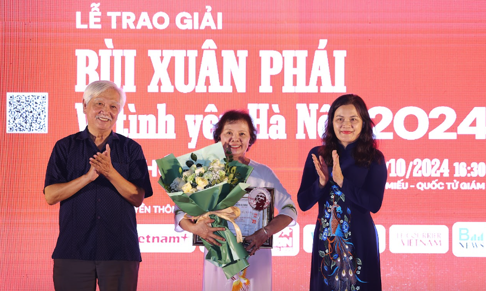 Gi&aacute;o sư Ho&agrave;ng Đạo K&iacute;nh nhận Giải thưởng B&ugrave;i Xu&acirc;n Ph&aacute;i - V&igrave; t&igrave;nh y&ecirc;u H&agrave; Nội- Ảnh 2.