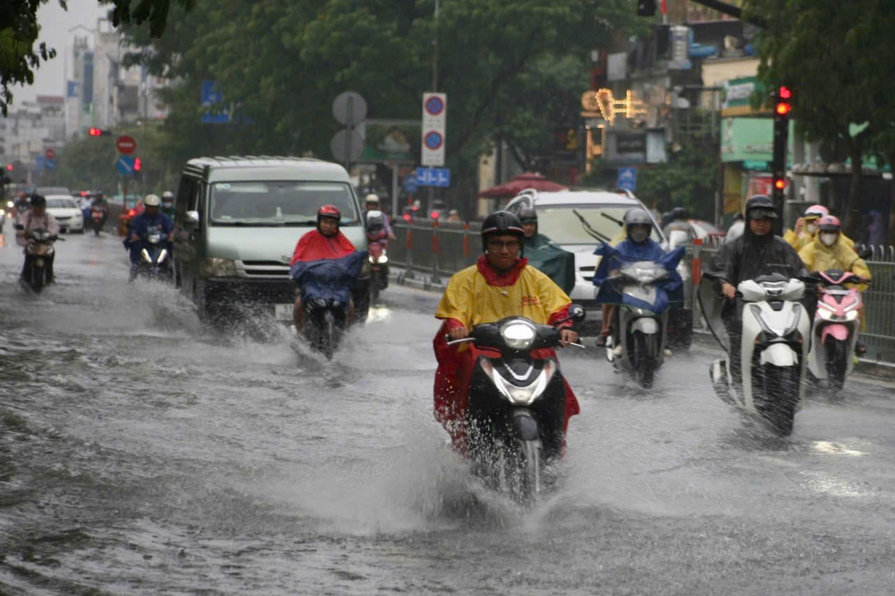 Thời tiết TP HCM h&ocirc;m nay, 8-10: Mưa to về chiều tối- Ảnh 1.