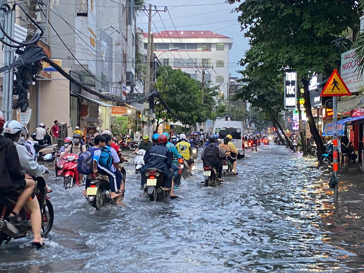 Sau mưa lớn, nhiều tuyến đường ở TP HCM ngập s&acirc;u- Ảnh 3.