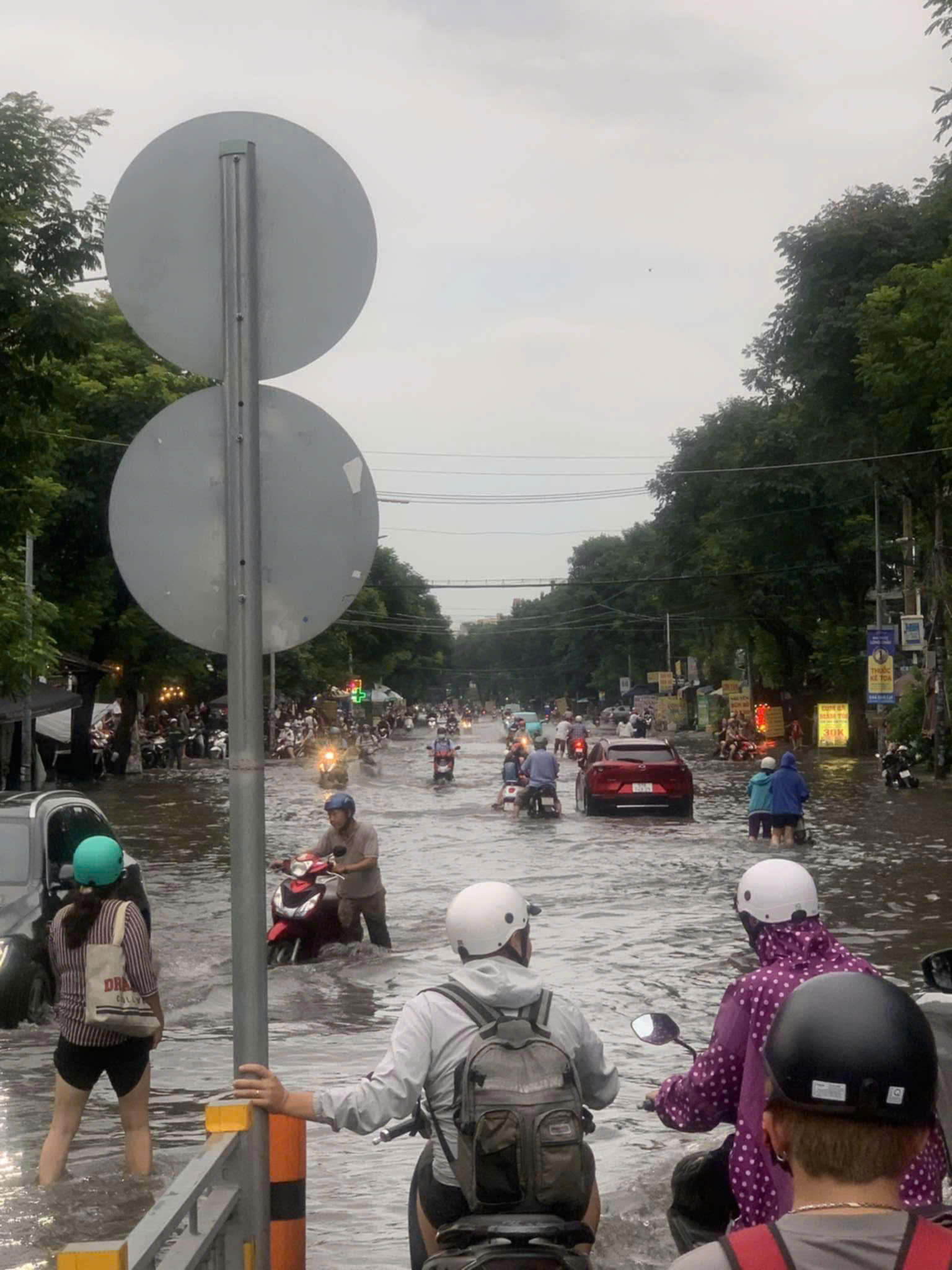 Sau mưa lớn, nhiều tuyến đường ở TP HCM ngập s&acirc;u- Ảnh 2.