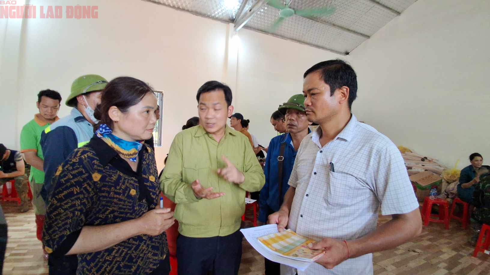 Thủ tướng tặng bằng khen cho trưởng th&ocirc;n L&agrave;ng Nủ v&agrave; th&ocirc;n Kho V&agrave;ng- Ảnh 1.