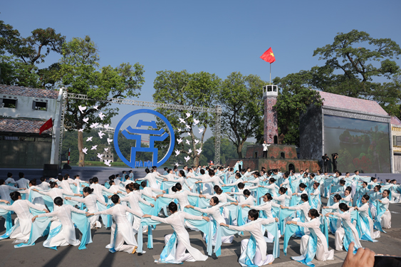 Đảng bộ, nh&acirc;n d&acirc;n thủ đ&ocirc; H&agrave; Nội quyết t&acirc;m x&acirc;y dựng một &ldquo;th&agrave;nh phố v&igrave; h&ograve;a b&igrave;nh&rdquo;, th&agrave;nh phố &ldquo;xanh - th&ocirc;ng minh - hiện đại&rdquo; Ảnh: H&Oacute;A NGUYỄN