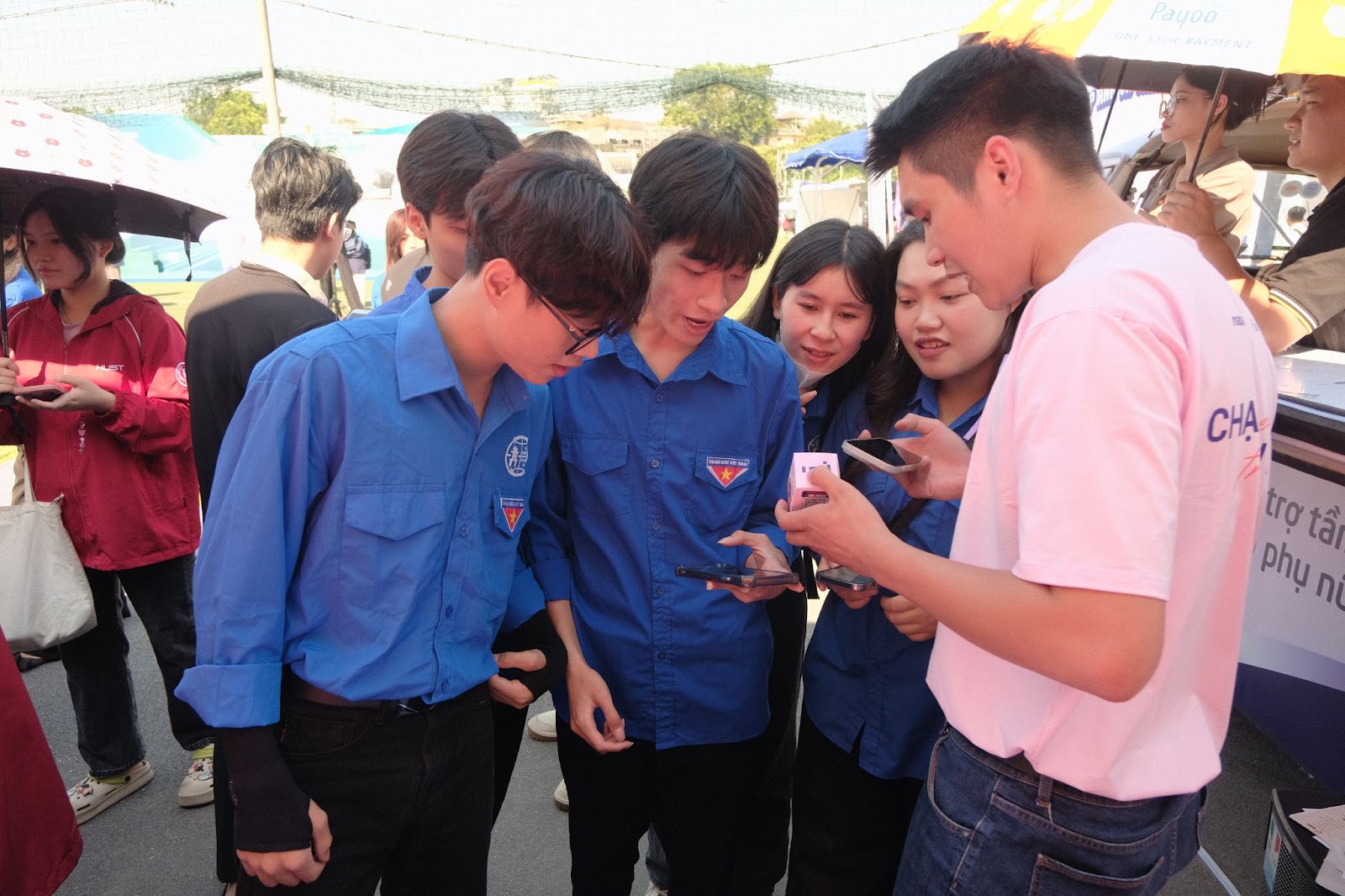 Tham gia Ng&agrave;y Thẻ Việt Nam, giới trẻ t&iacute;ch cực l&agrave;m điều tử tế- Ảnh 3.