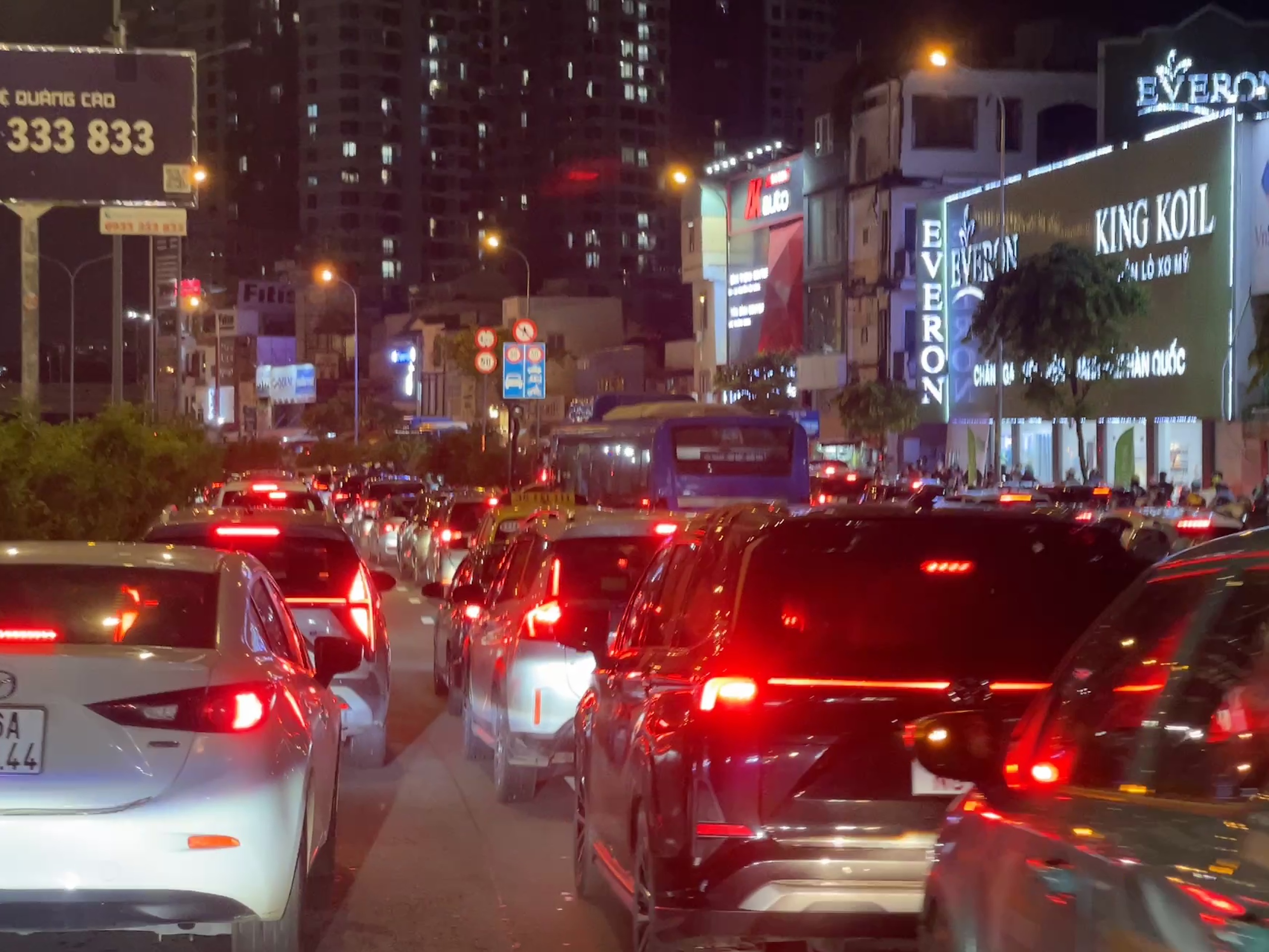CLIP: Kẹt xe nghi&ecirc;m trọng ở nhiều tuyến đường sau cơn mưa gi&ocirc;ng- Ảnh 1.