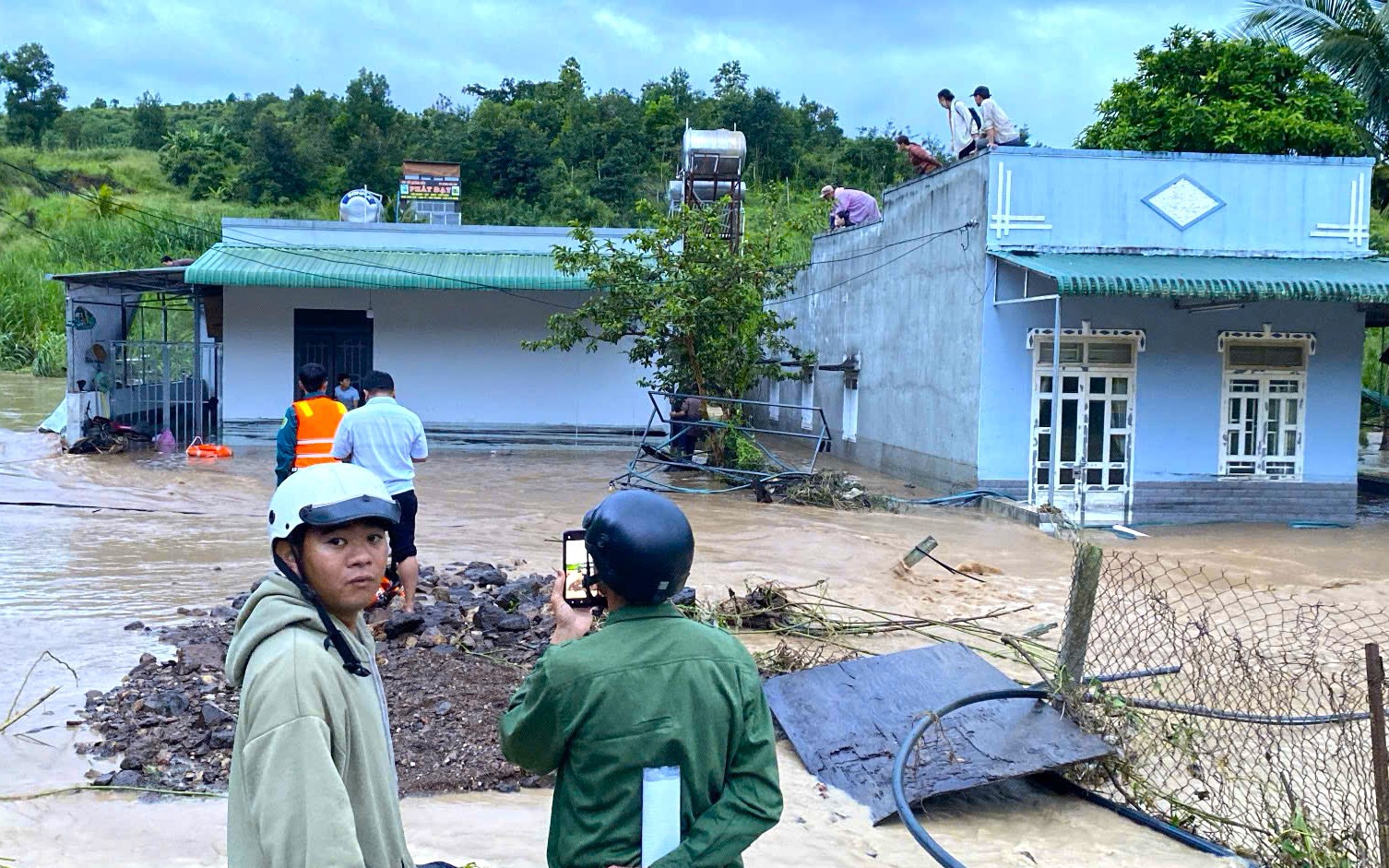 L&acirc;m Đồng: Sơ t&aacute;n nhiều người d&acirc;n bị nước ngập 