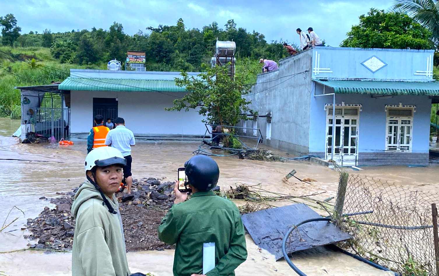 L&acirc;m Đồng: Sơ t&aacute;n nhiều người d&acirc;n bị nước ngập "bao v&acirc;y"- Ảnh 2.