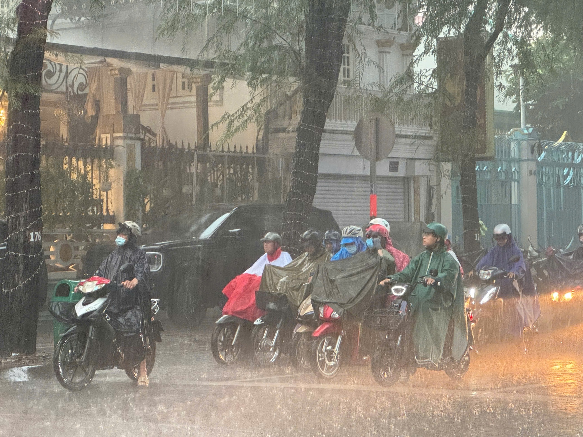 Miền Bắc mưa to, cảnh b&aacute;o ngập lụt ở nhiều quận nội th&agrave;nh H&agrave; Nội- Ảnh 1.