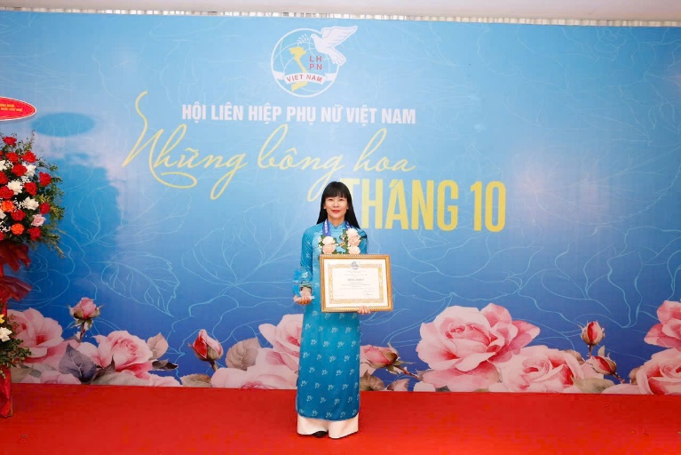 B&agrave; Trịnh Thị Hồng V&acirc;n vinh dự nhận bằng khen của Hội LHPN Việt Nam- Ảnh 1.