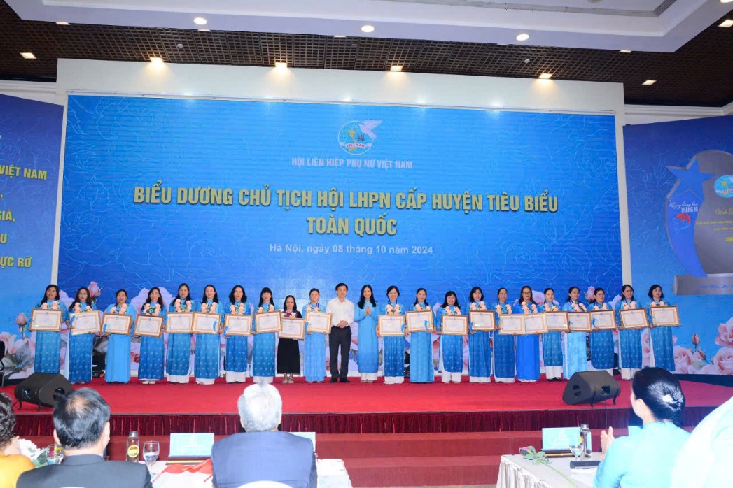 B&agrave; Trịnh Thị Hồng V&acirc;n vinh dự nhận bằng khen của Hội LHPN Việt Nam- Ảnh 2.