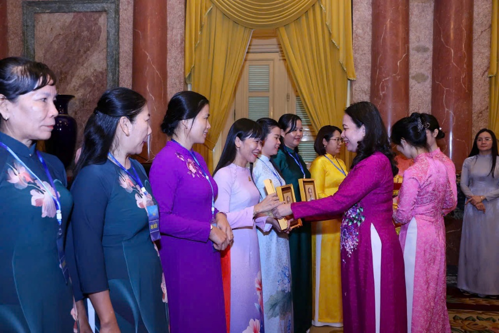 B&agrave; Trịnh Thị Hồng V&acirc;n vinh dự nhận bằng khen của Hội LHPN Việt Nam- Ảnh 3.