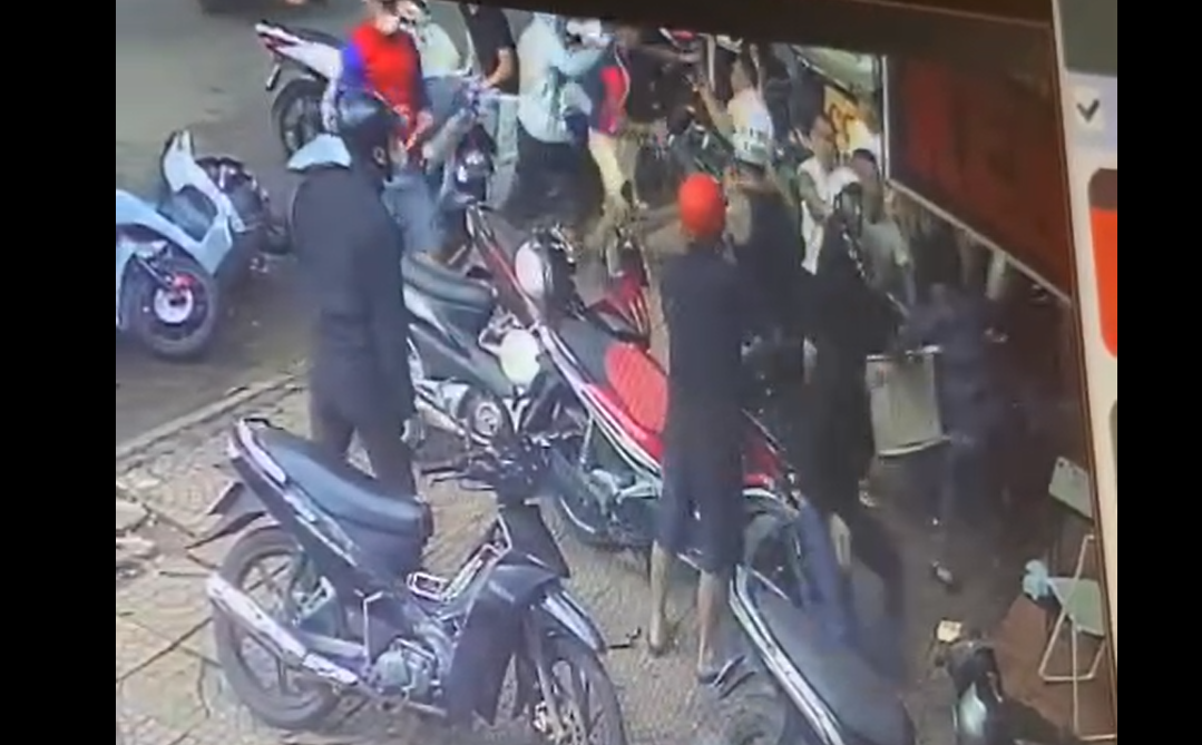 2 nh&oacute;m thanh ni&ecirc;n đ&aacute;nh nhau loạn xạ, 1 người trọng thương- Ảnh 1.