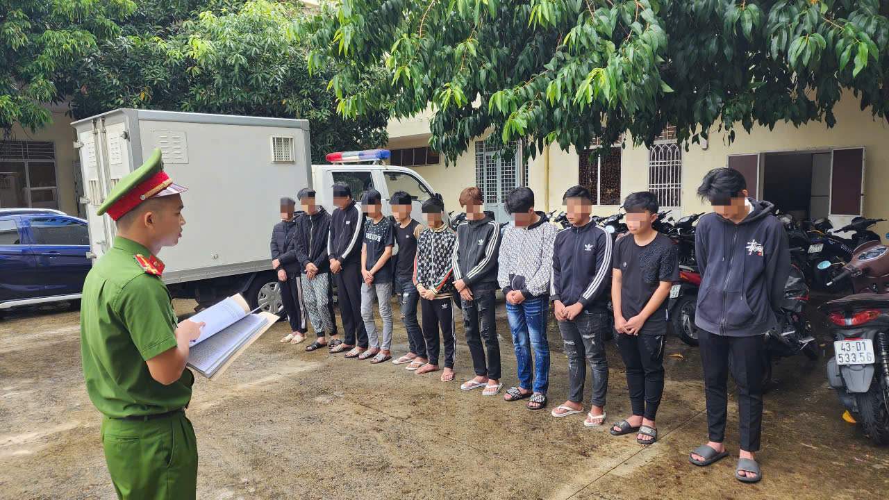 Rủ nhau đi hỗn chiến, nh&oacute;m thiếu ni&ecirc;n ở Đ&agrave; Nẵng bị bắt- Ảnh 2.