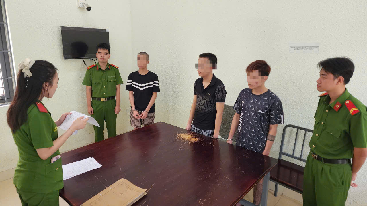 Rủ nhau đi hỗn chiến, nh&oacute;m thiếu ni&ecirc;n ở Đ&agrave; Nẵng bị bắt- Ảnh 1.