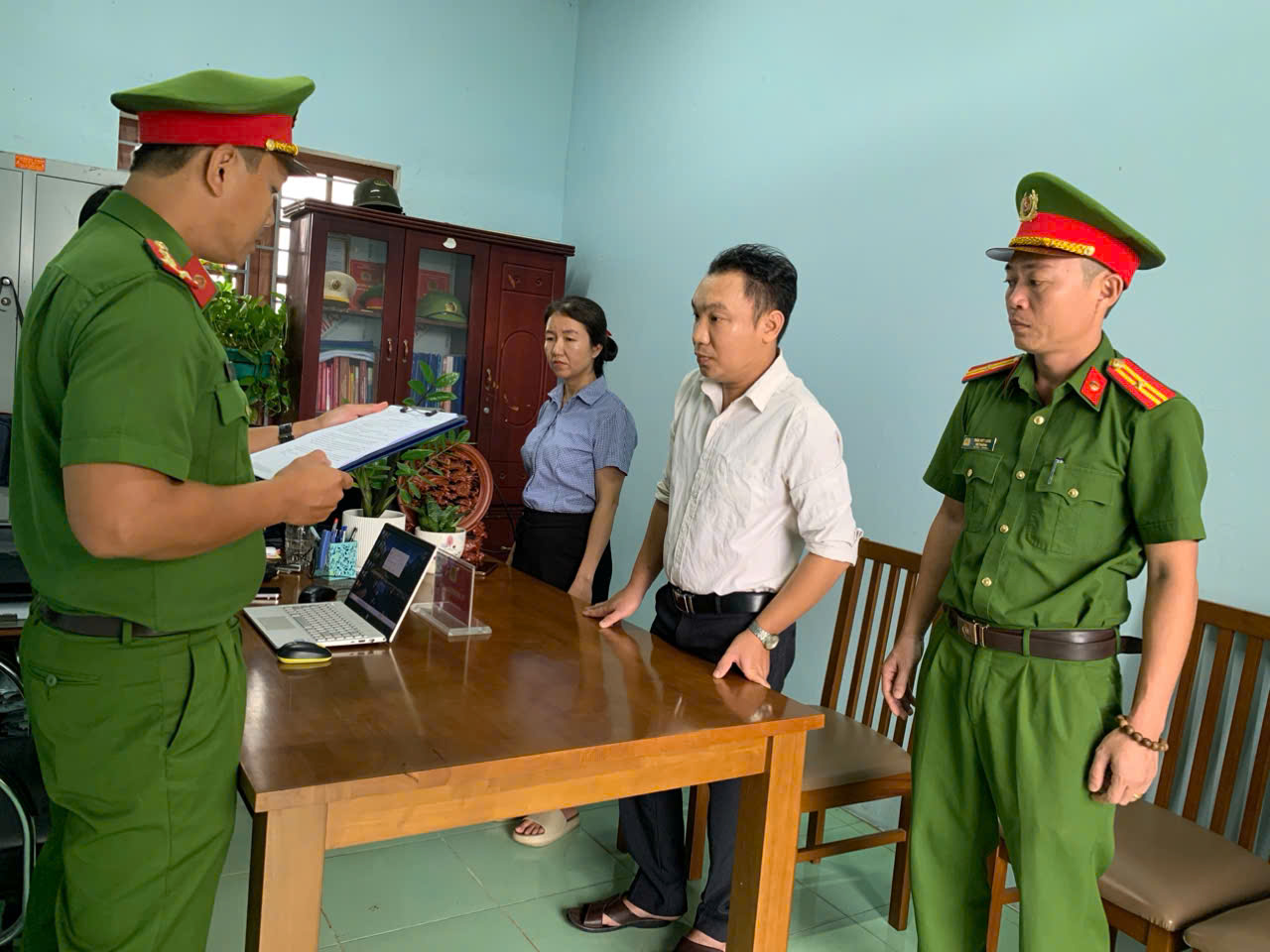 Bắt một c&aacute;n bộ x&atilde; ở Quảng Nam - Ảnh 1.