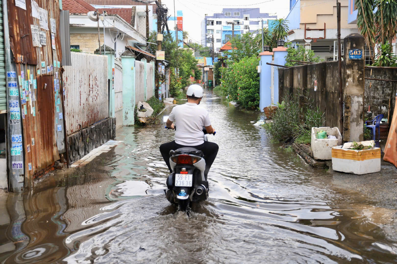 Sau mưa lớn, nhiều tuyến đường ở TP HCM ngập s&acirc;u- Ảnh 12.