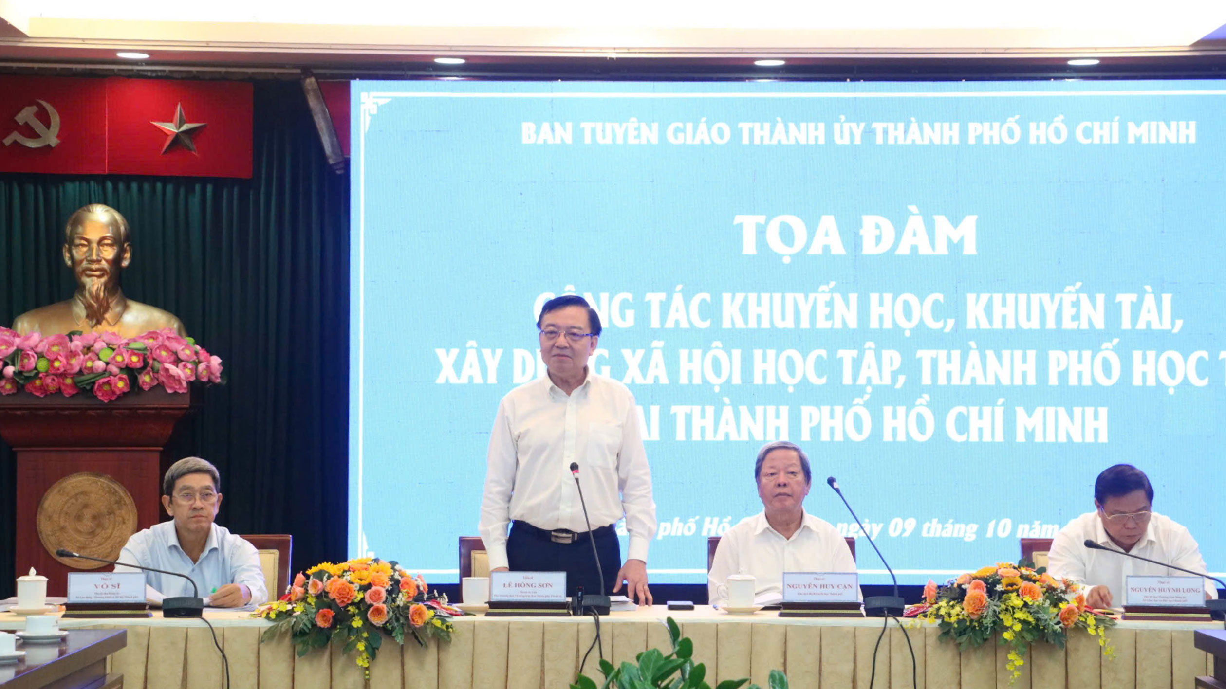 &Ocirc;ng L&ecirc; Hồng Sơn, Th&agrave;nh ủy vi&ecirc;n, Ph&oacute; trưởng Ban Thường trực Ban Tuy&ecirc;n gi&aacute;o Th&agrave;nh ủy TP HCM, ph&aacute;t biểu tại tọa đ&agrave;m