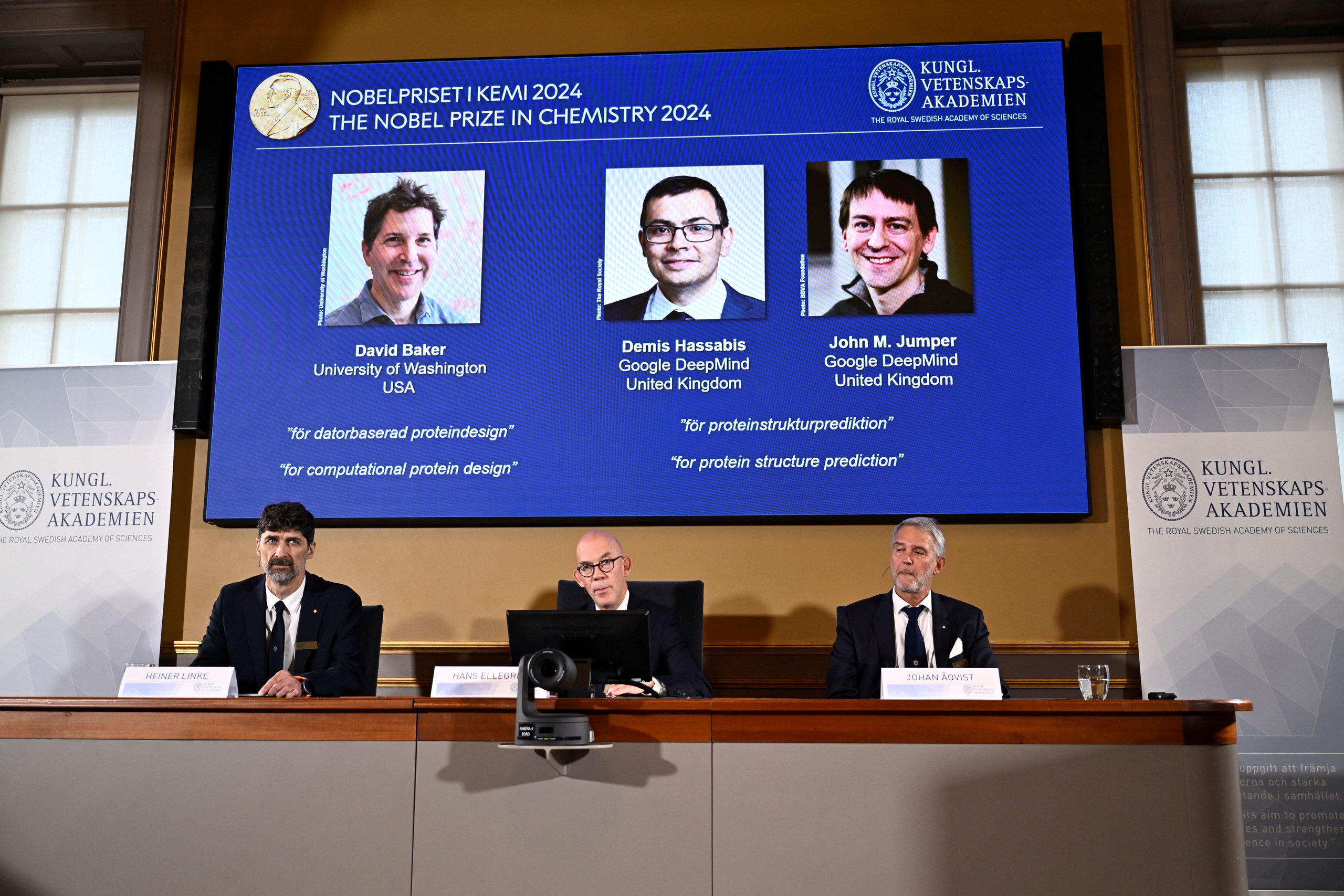 Ch&acirc;n dung 3 nh&agrave; khoa học được trao giải Nobel H&oacute;a học 2024 trong lễ c&ocirc;ng bố h&ocirc;m 9-10 tại Viện H&agrave;n l&acirc;m Khoa học Ho&agrave;ng gia Thụy Điển  Ảnh: REUTERS