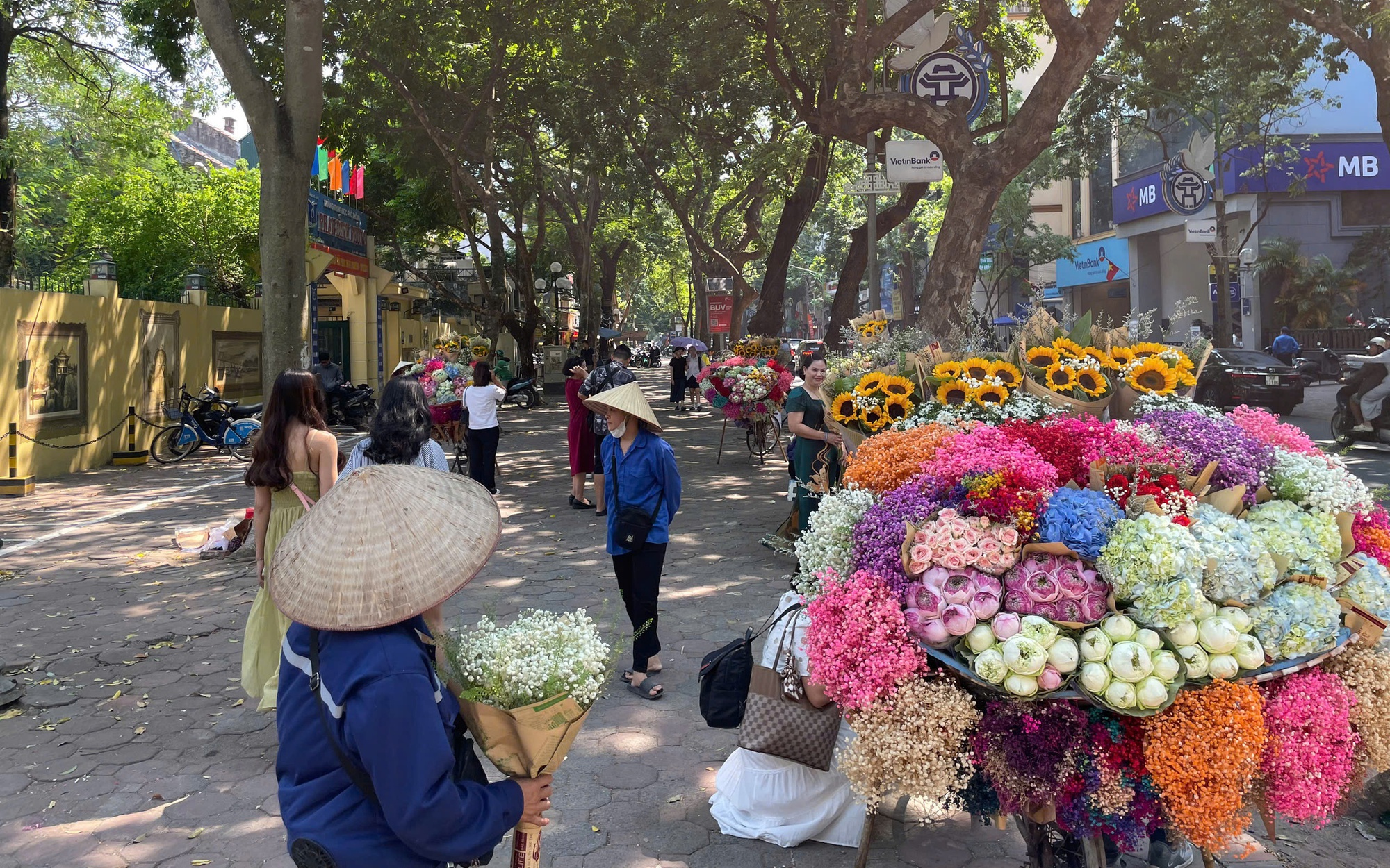 Người trẻ rủ nhau "săn" mùa thu Hà Nội