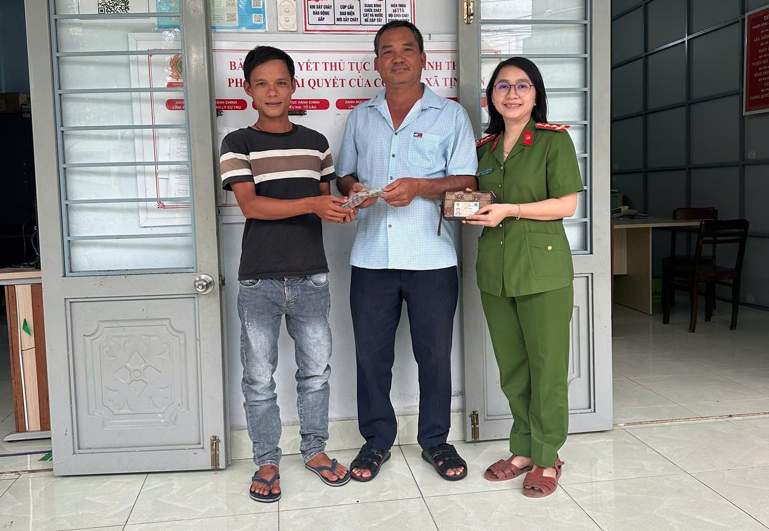Nam thanh ni&ecirc;n nhờ c&ocirc;ng an t&igrave;m chủ nh&acirc;n chiếc v&iacute; chứa 50 triệu đồng- Ảnh 1.