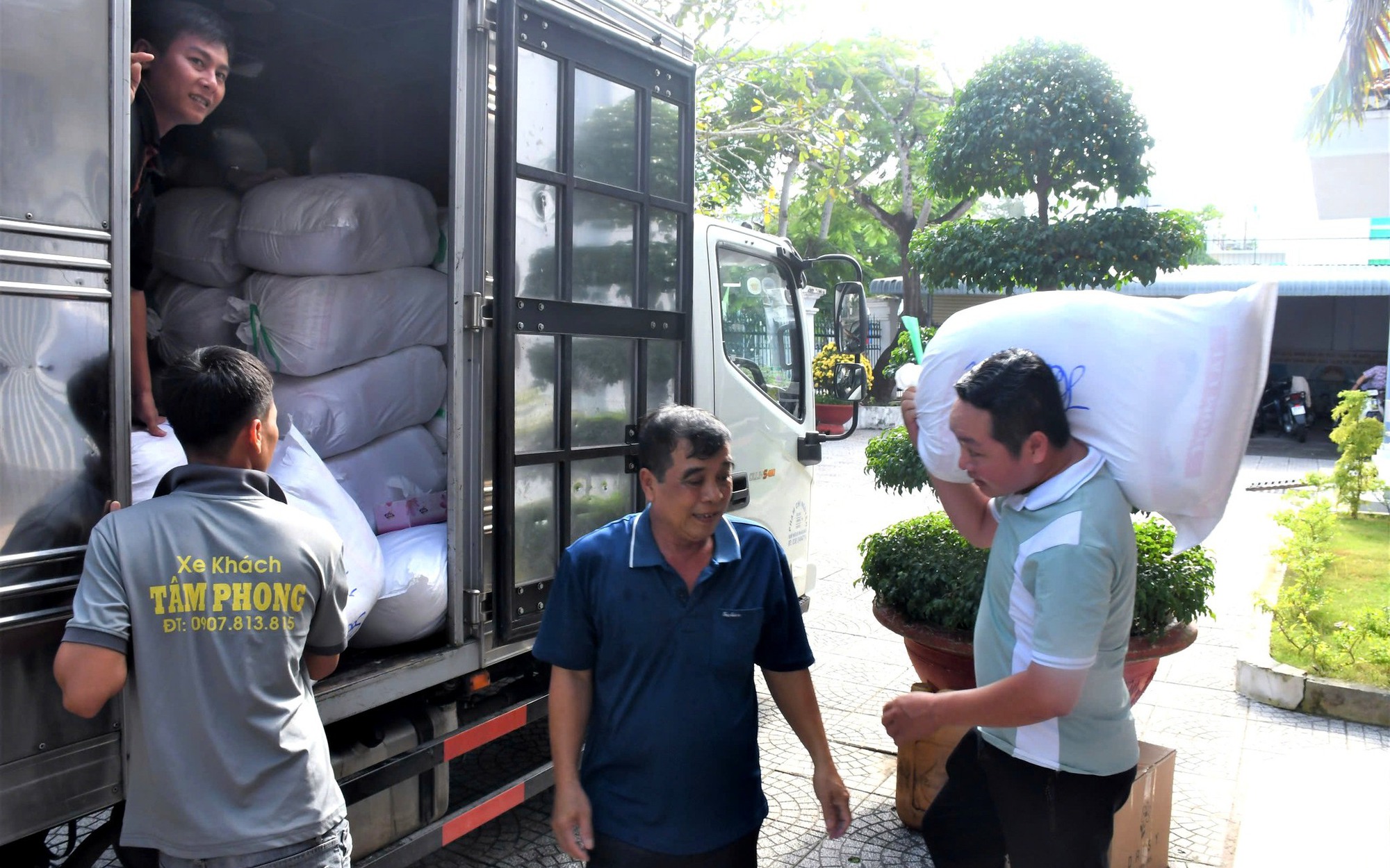 “Chuyến xe nghĩa tình” thứ 4 của Sóc Trăng hướng về miền Bắc